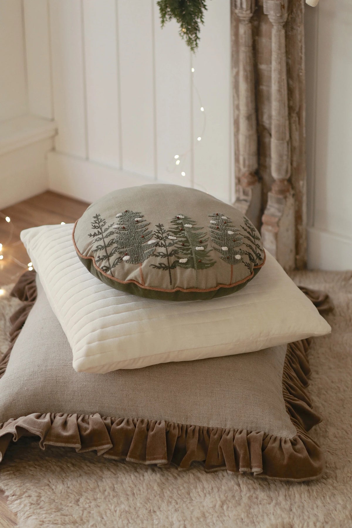 Coussin rond Alpine Trees | Broderie forestière | 16 po