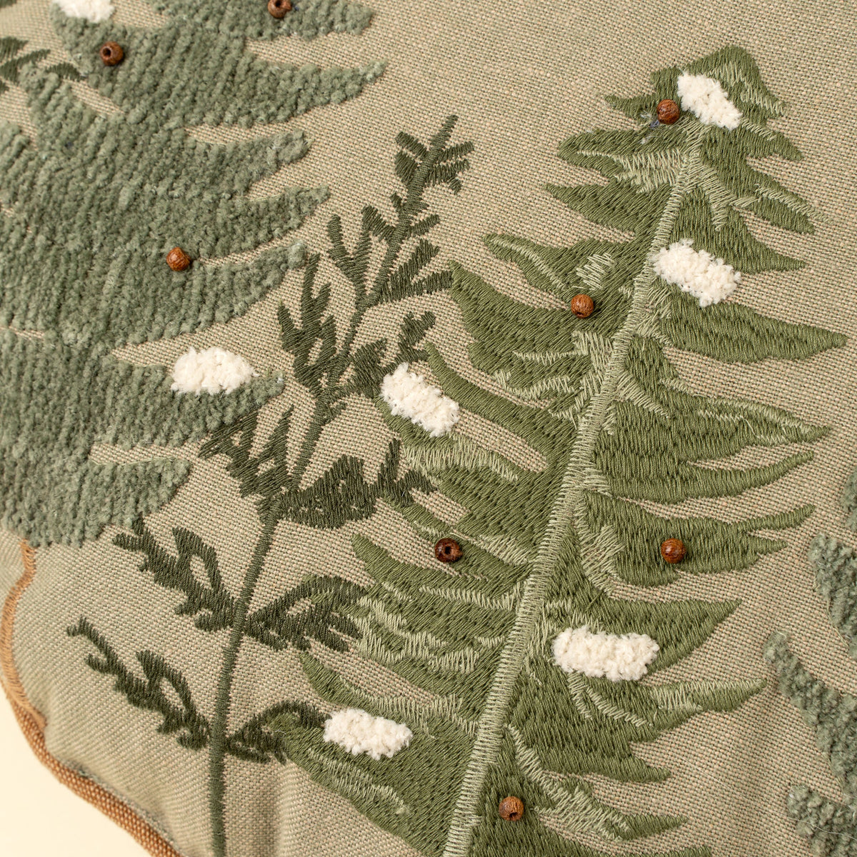 Coussin rond Alpine Trees | Broderie forestière | 16 po