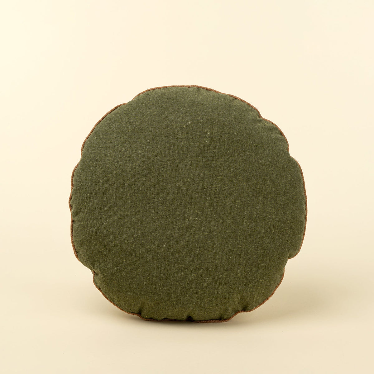 Coussin rond Alpine Trees | Broderie forestière | 16 po