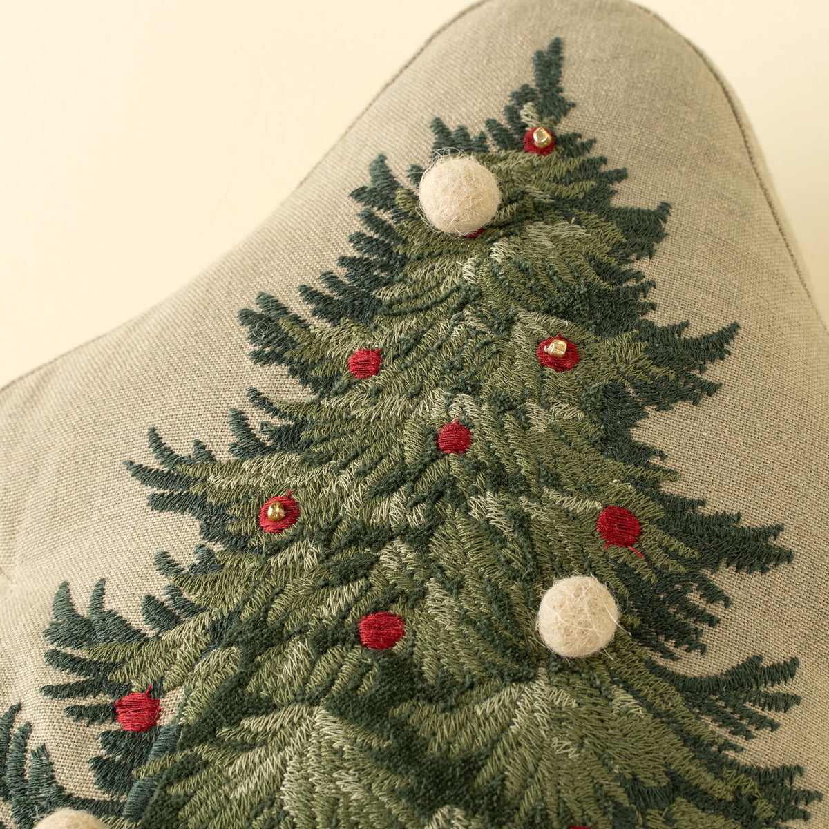 Coussin sapin de Noël | Broderies décoratives | 17 x 15 po