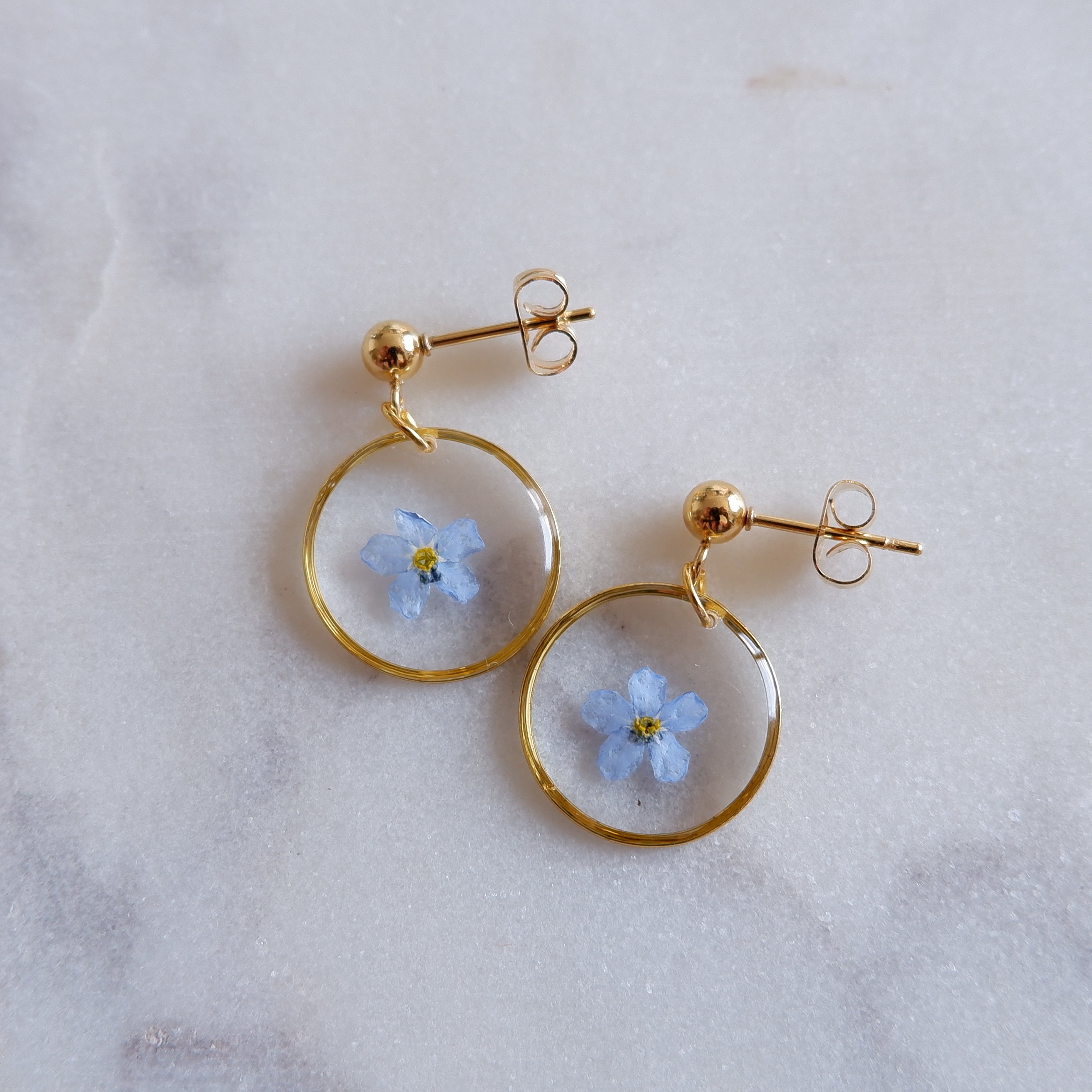 Boucles d’oreilles Mia rondes avec myosotis séché