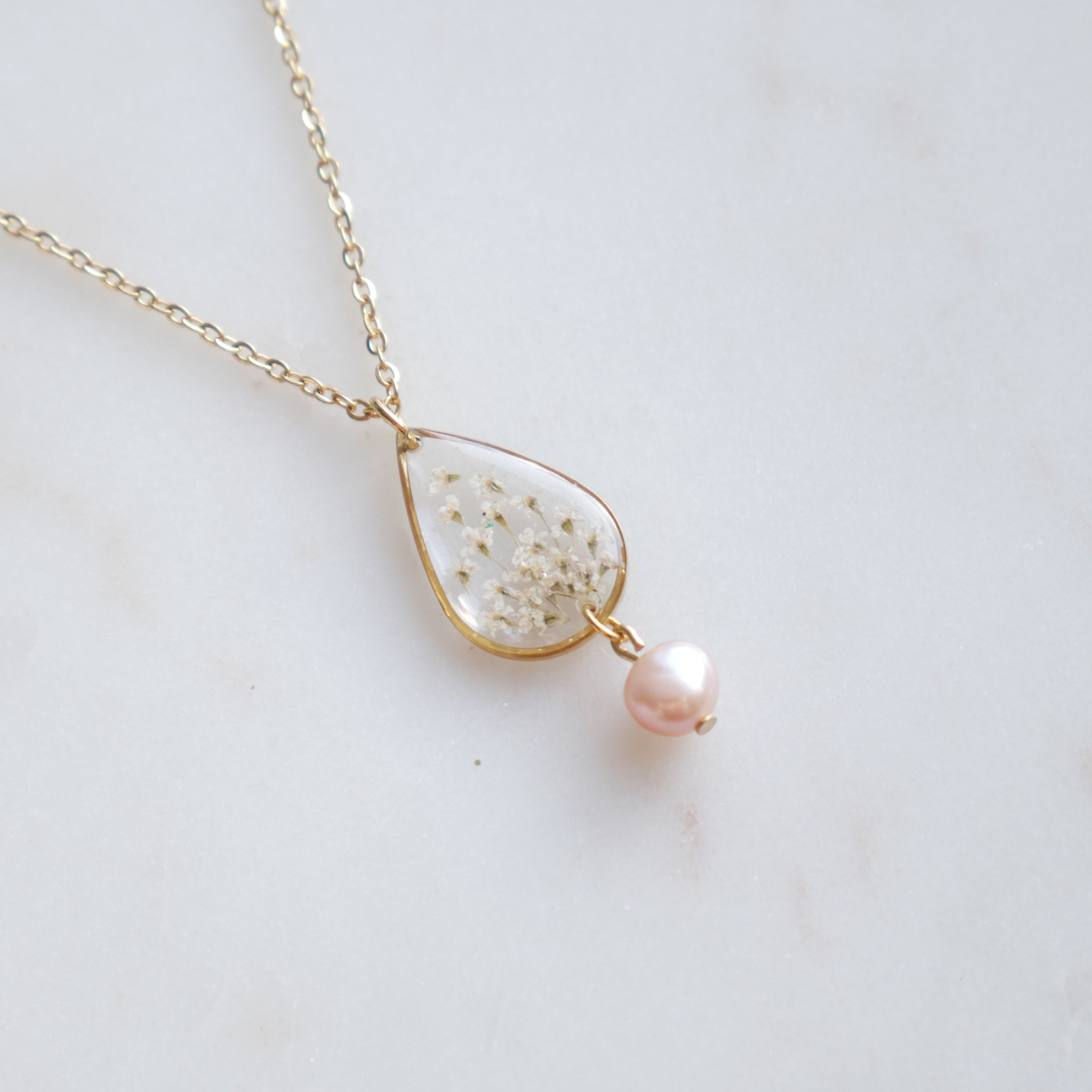 Collier Perla goutte avec fleurs sauvages séchées en résine