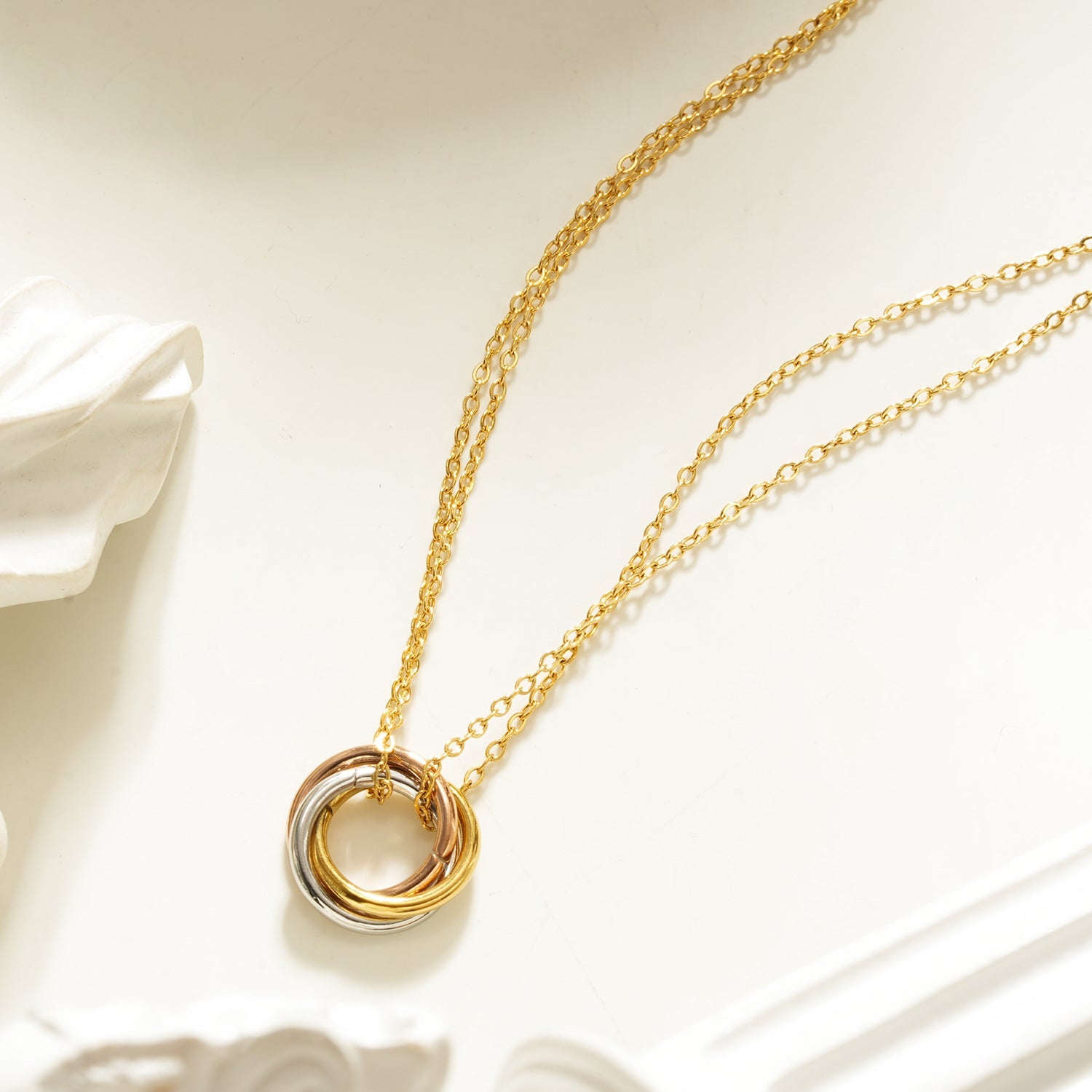 Collier délicat double chaîne Elvira | 3 anneaux entrelacés | Bijou symbolique