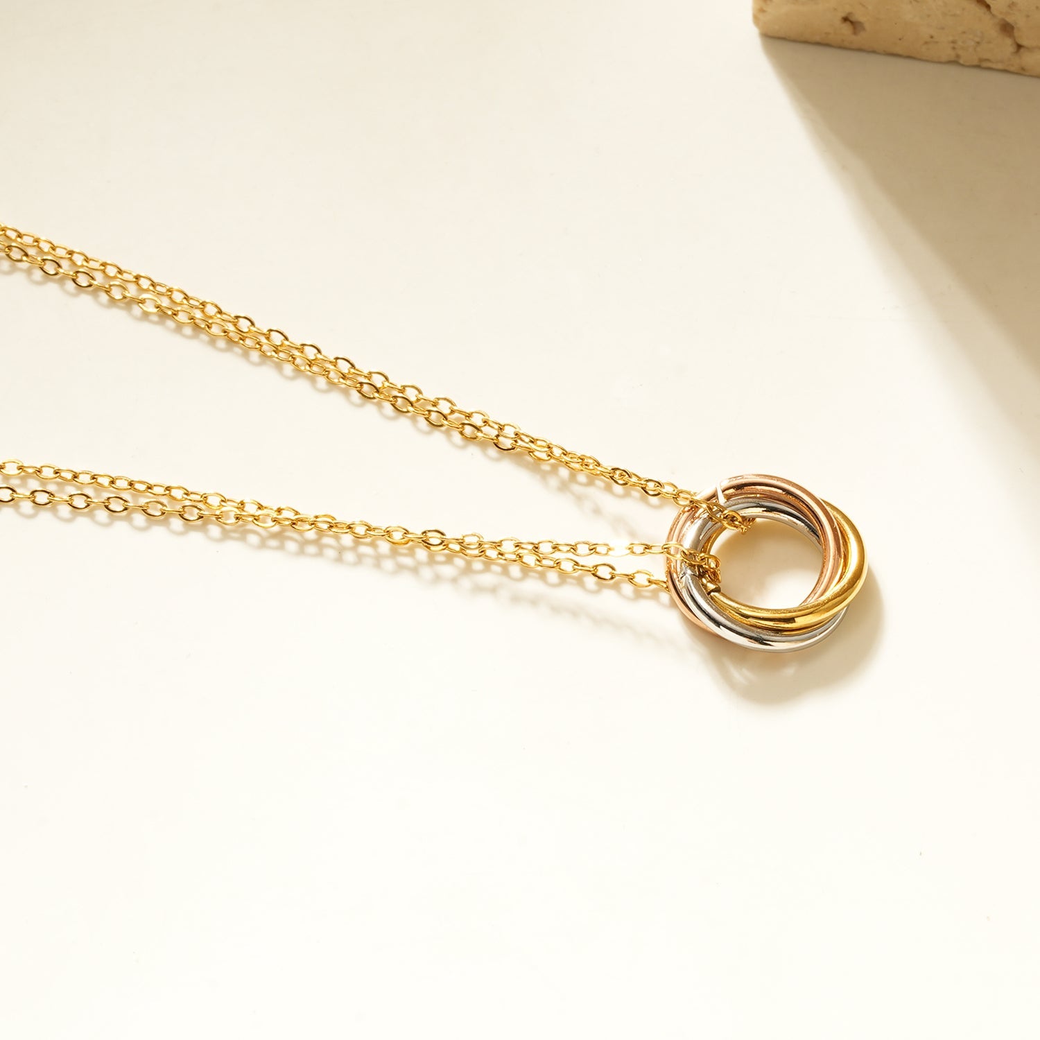 Collier délicat double chaîne Elvira | 3 anneaux entrelacés | Bijou symbolique