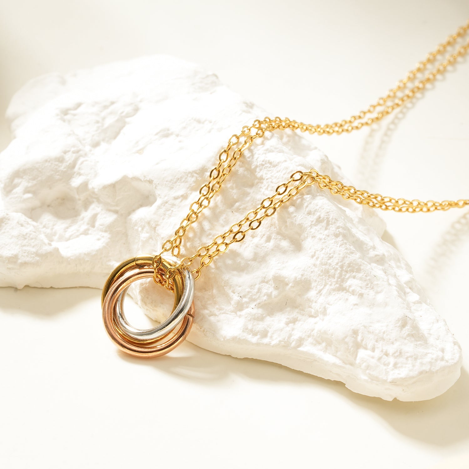 Collier délicat double chaîne Elvira | 3 anneaux entrelacés | Bijou symbolique