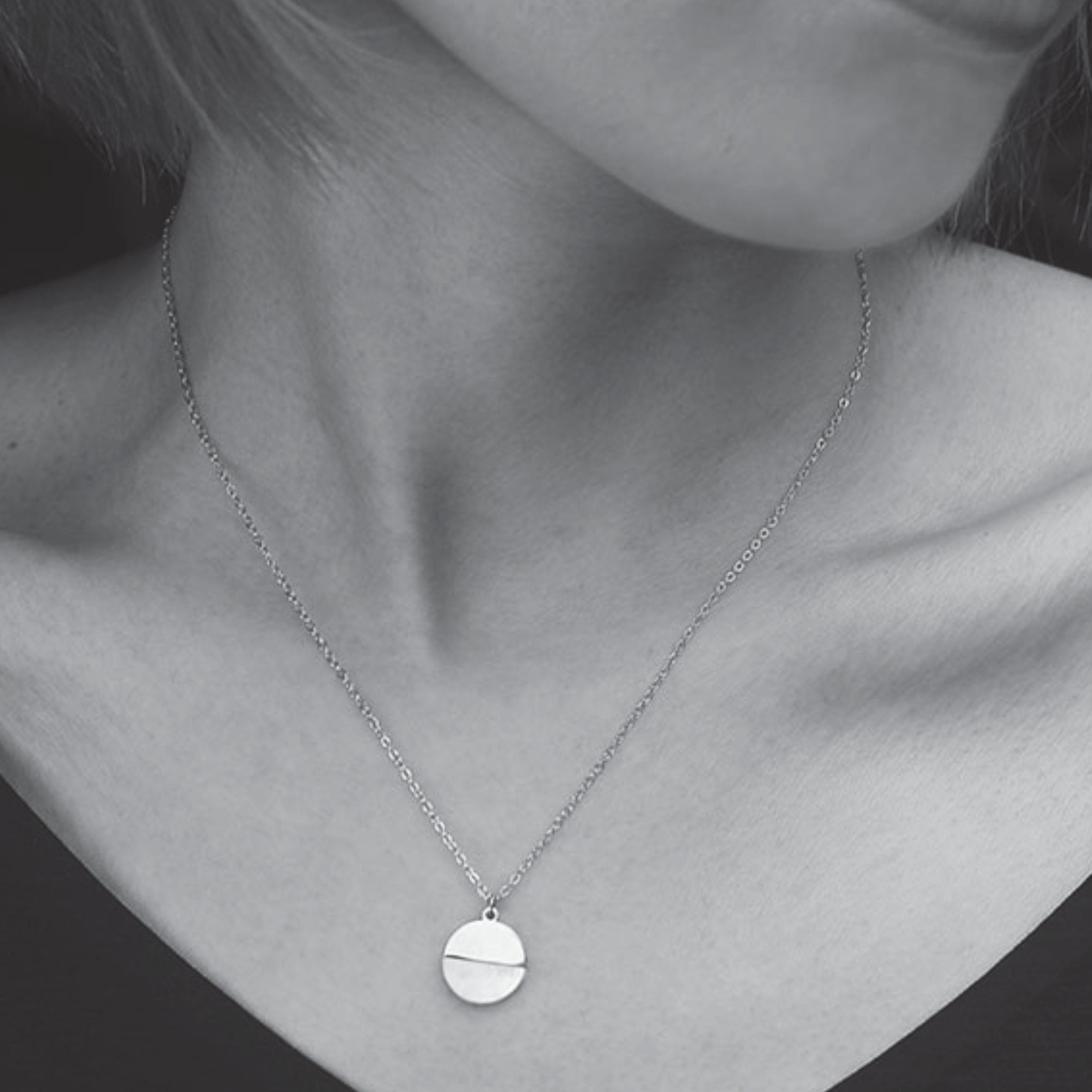 Collier Emersyn argenté | Pendentif rond minimaliste en métal et nacre