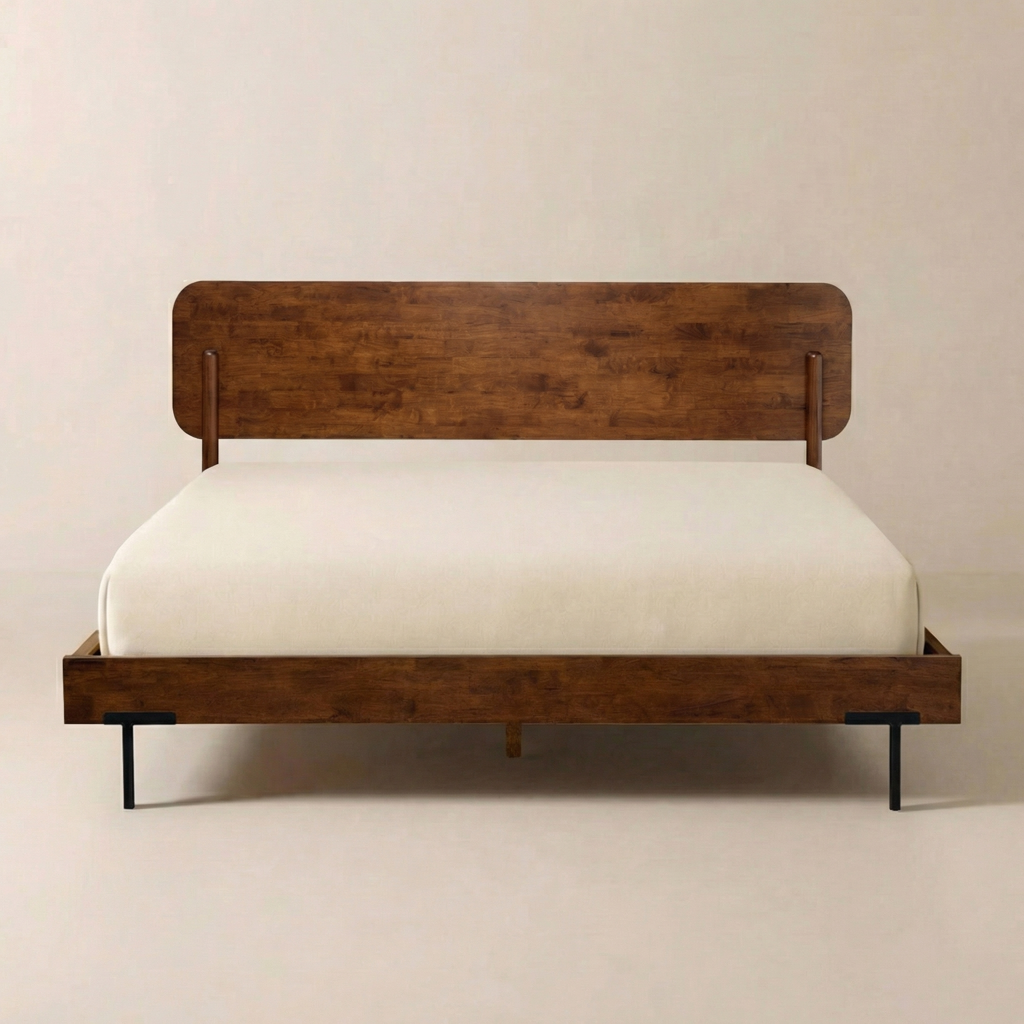 Cadre de lit Frida en bois massif d’hévéa avec finition artisanale, veinures naturelles et design intemporel.