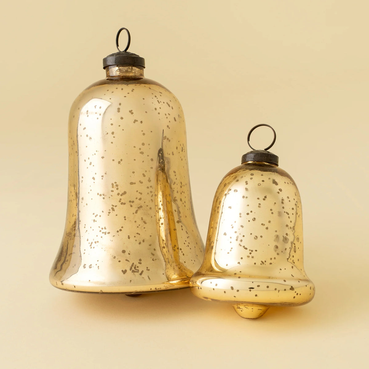 Grande cloche en verre doré, aspect sablé, avec bouton et anneau suspendu.