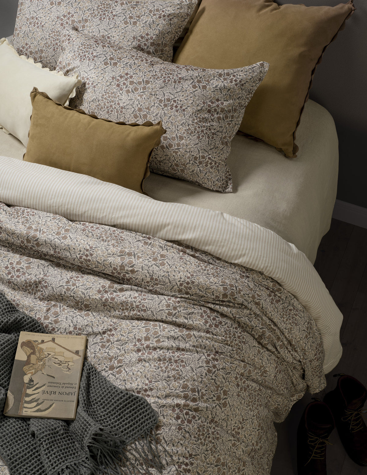 Housse de couette fleurie beige et grise, motif végétal sur couette et coussins assortis