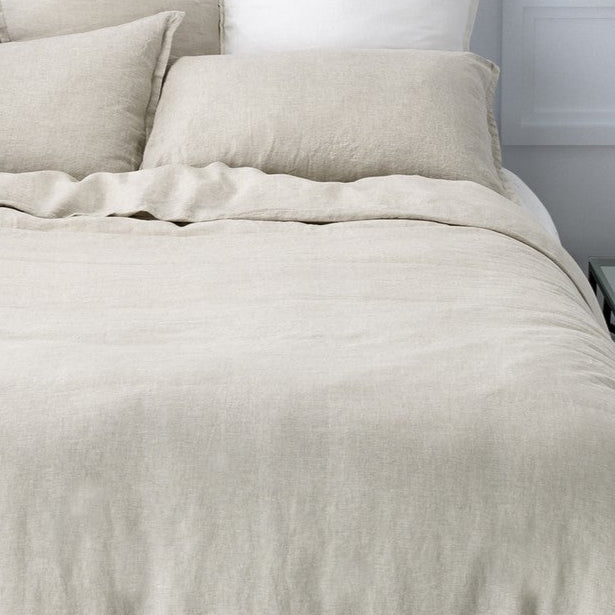 Housse de couette en lin naturel beige à texture froissée, vue rapprochée