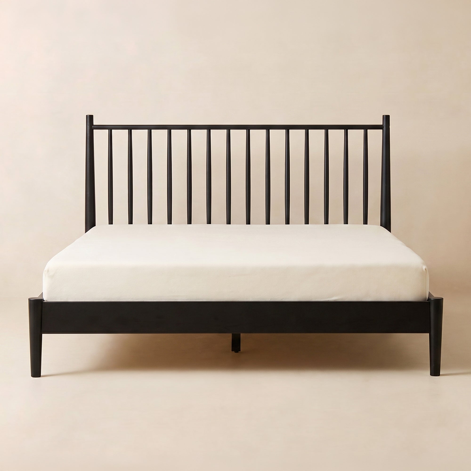 Cadre de lit Inno en bois massif certifié FSC® avec finition artisanale et design côtier moderne.