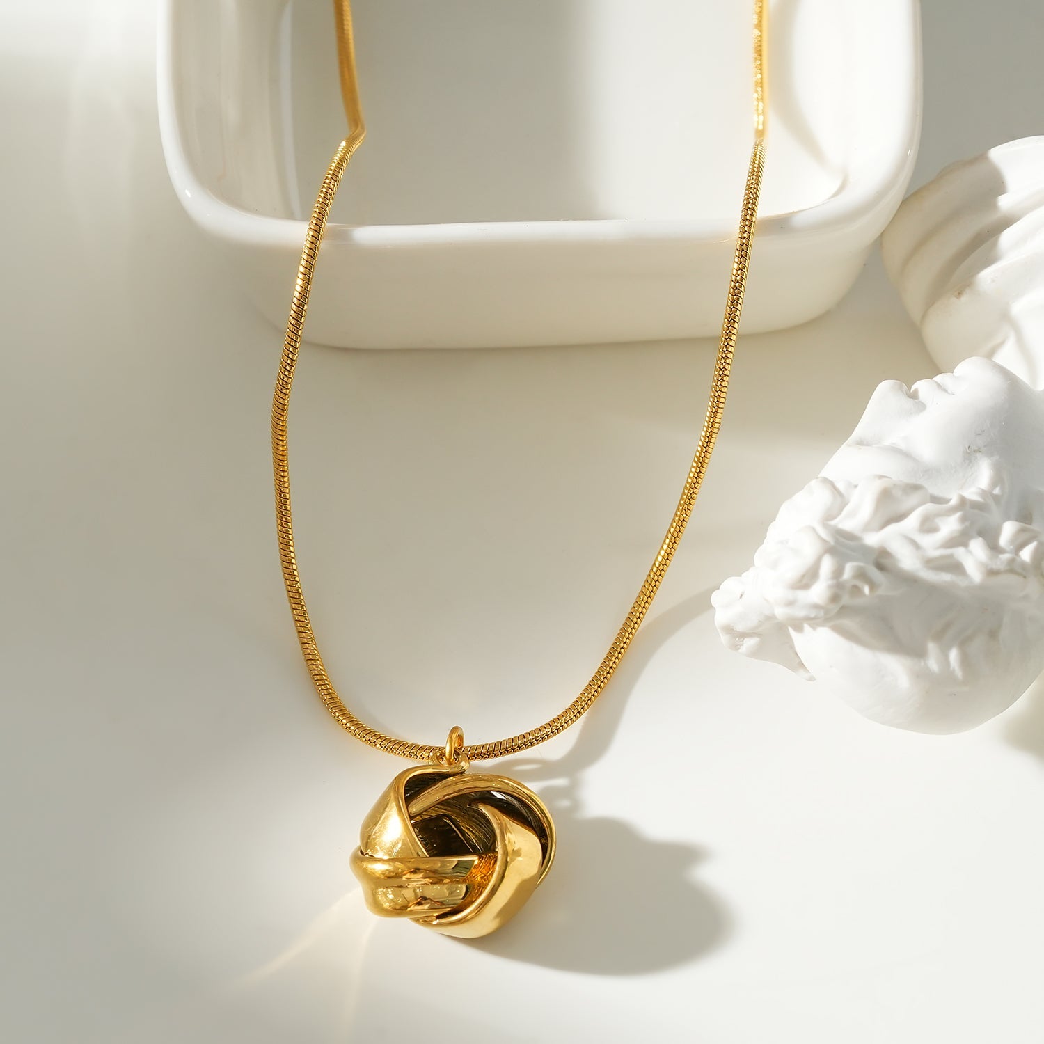 Collier Jaspur | Or 18 carats infusé | Chaîne effet serpent & pendentif nœud d'amour