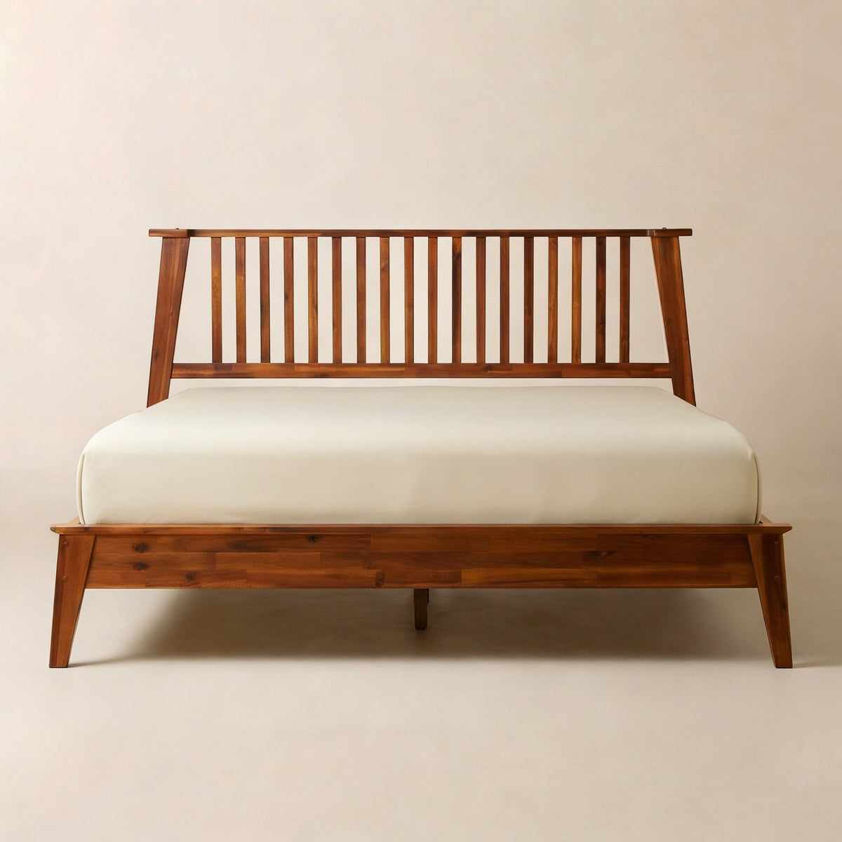 Lit en bois ambré, tête de lit à lattes verticales et sommier à barres.