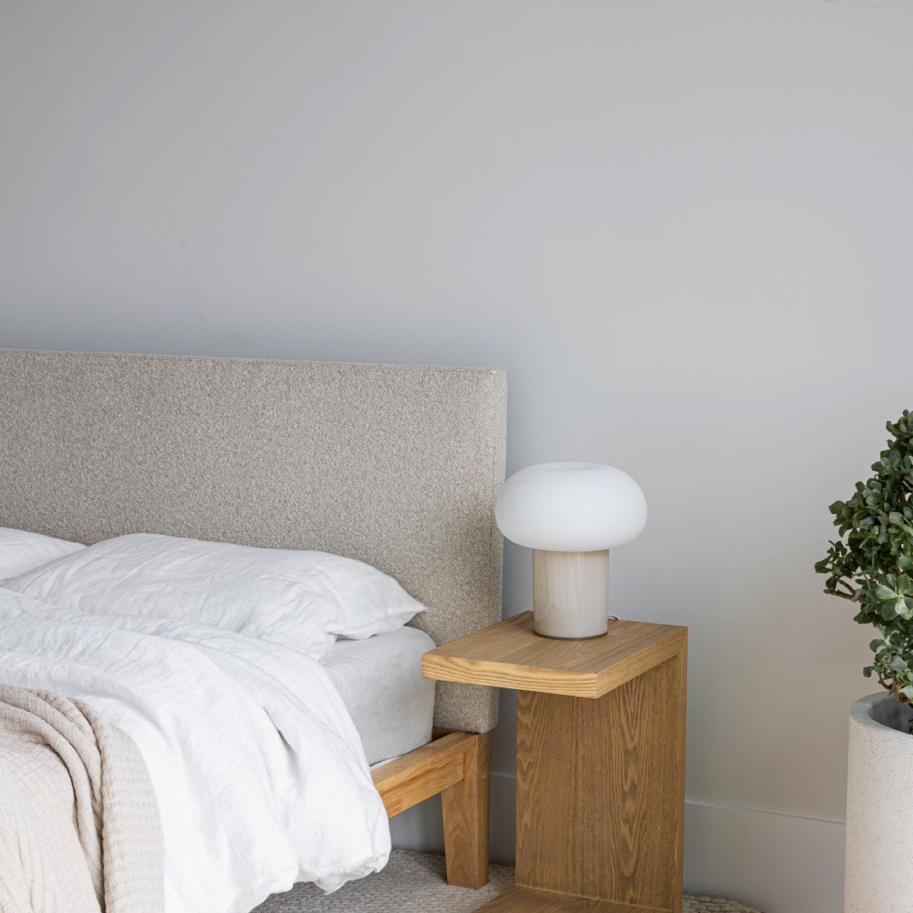 Lit double Luna chêne massif avec tête de lit rembourrée | 152 × 97 × 216 cm | Beige