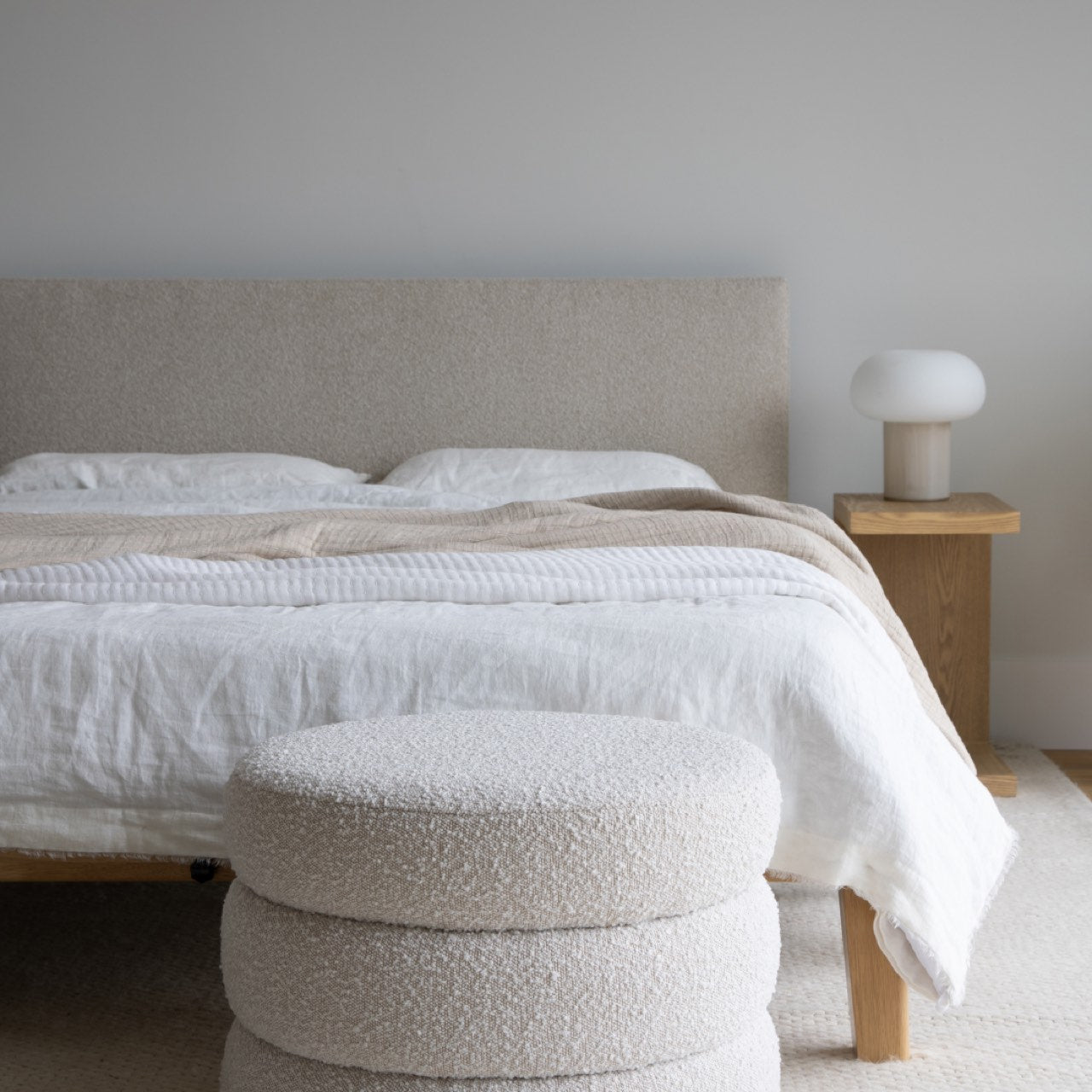 Lit double Luna chêne massif avec tête de lit rembourrée | 152 × 97 × 216 cm | Beige