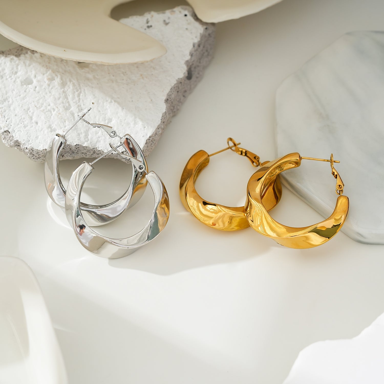 Boucles d’oreilles Marfa argentées | Anneaux sculpturaux abstraits