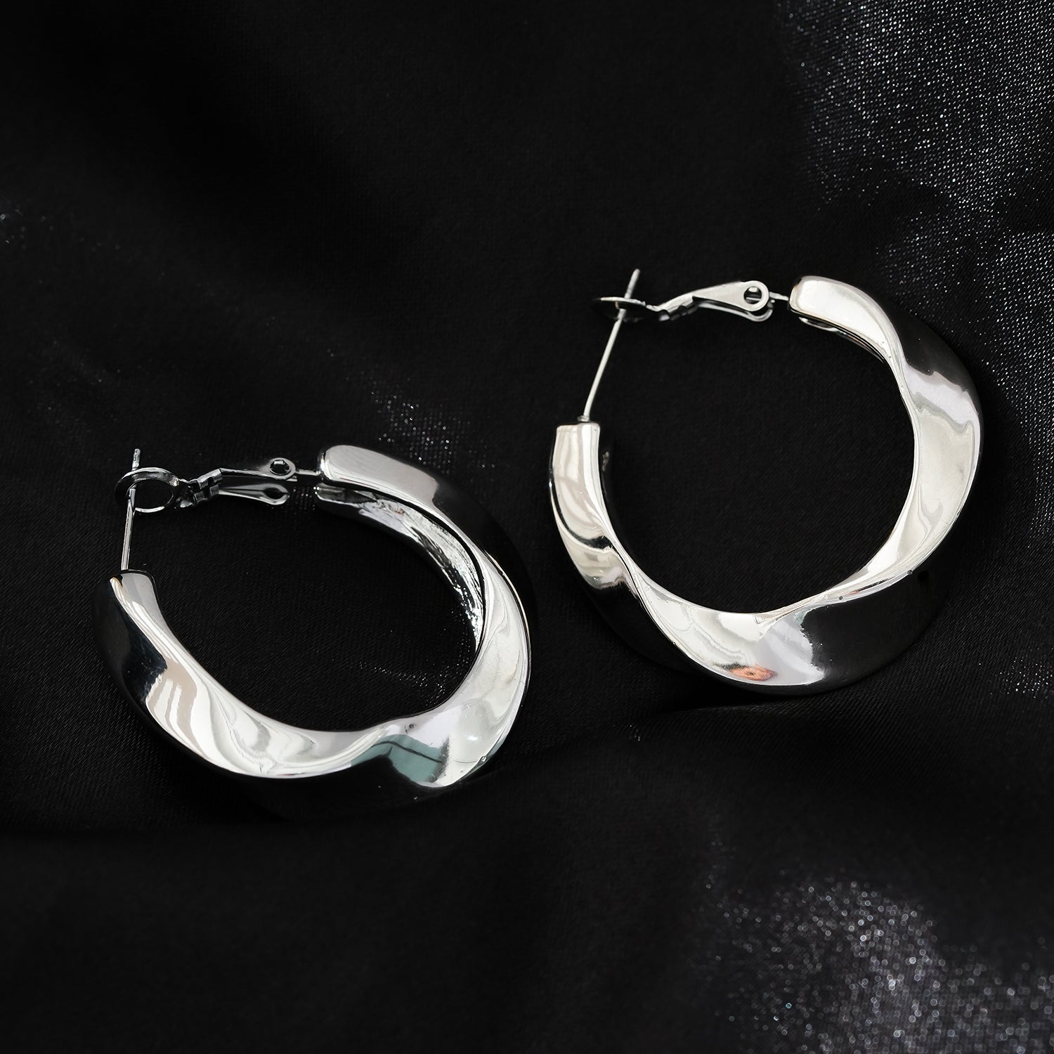 Boucles d’oreilles Marfa argentées | Anneaux sculpturaux abstraits