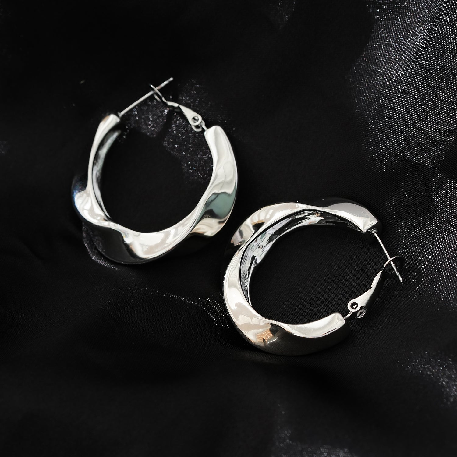 Boucles d’oreilles Marfa argentées | Anneaux sculpturaux abstraits