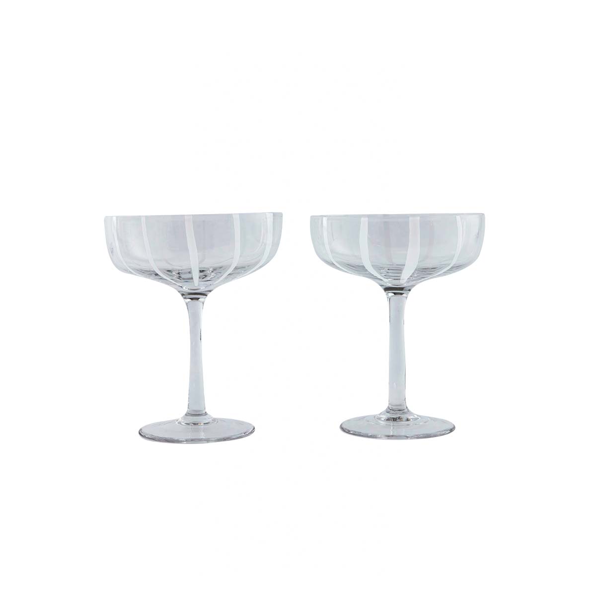 Ensemble de deux verres coupe Mizu transparents en verre soufflé à la main par OYOY Living Design