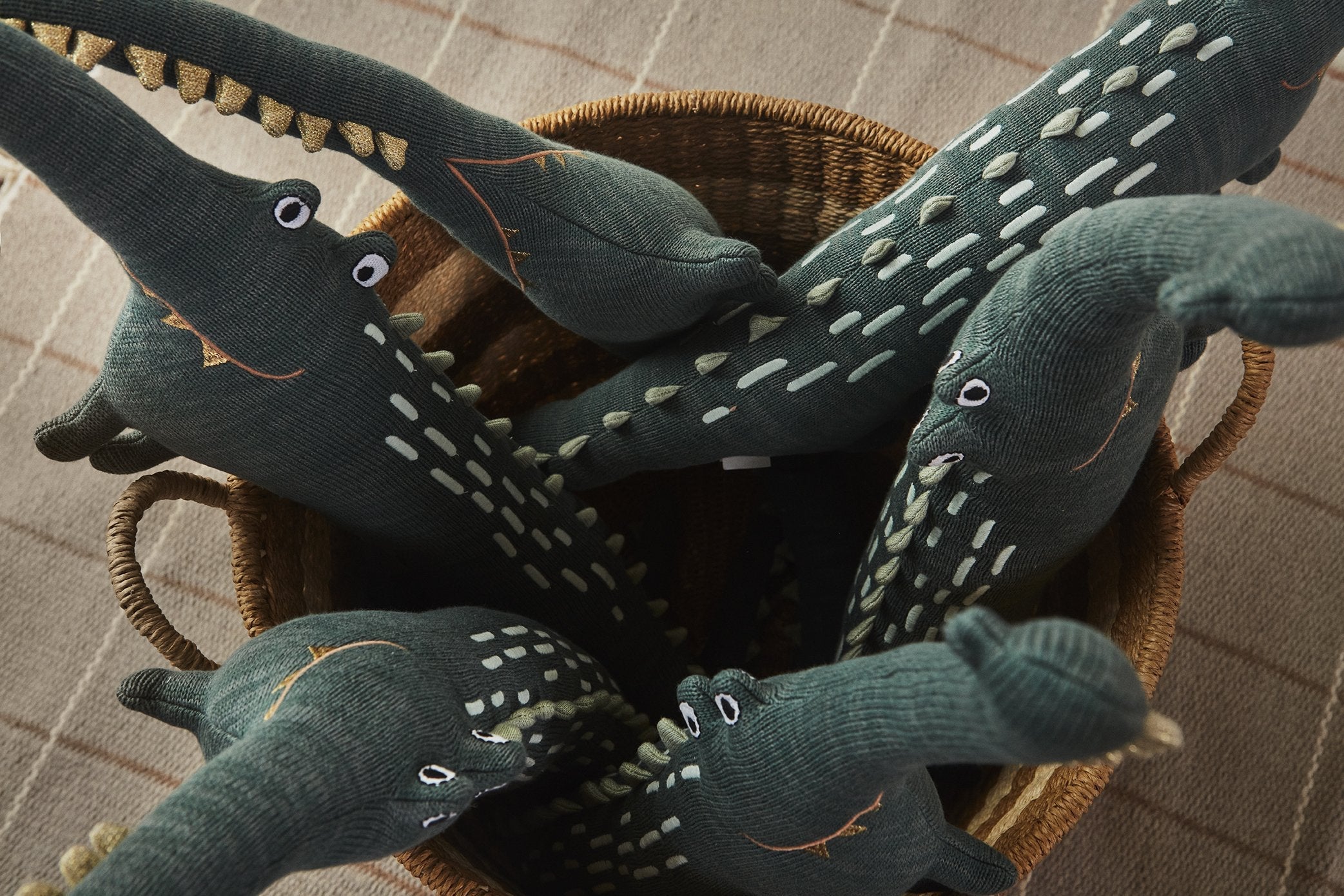 Peluche Mr. Crocodile Gustav en coton tricoté vert foncé par OYOY MINI