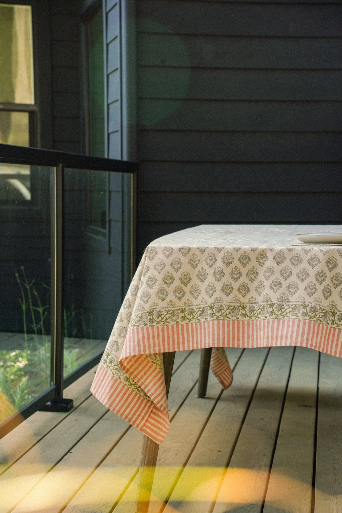 Nappe en coton beige à imprimé floral artisanal, bord orange à rayures