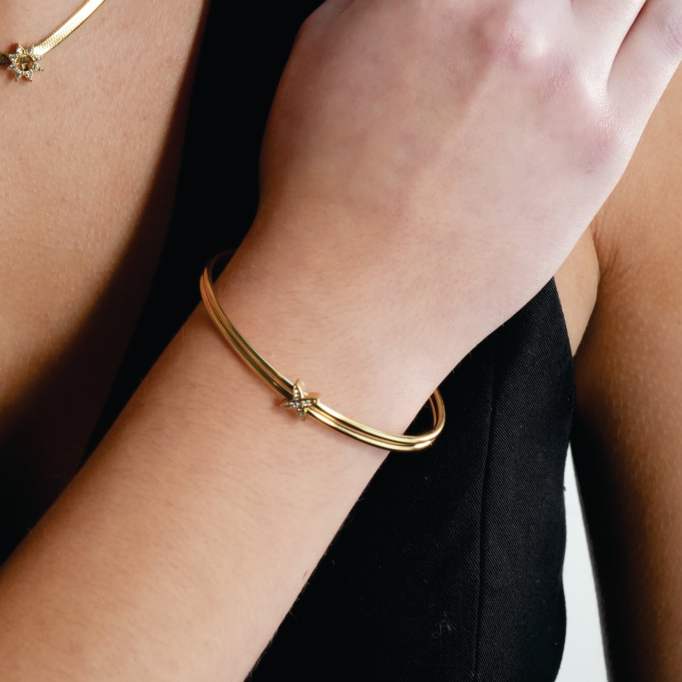 Bracelet Oddasa doré à double jonc avec zircones pavées