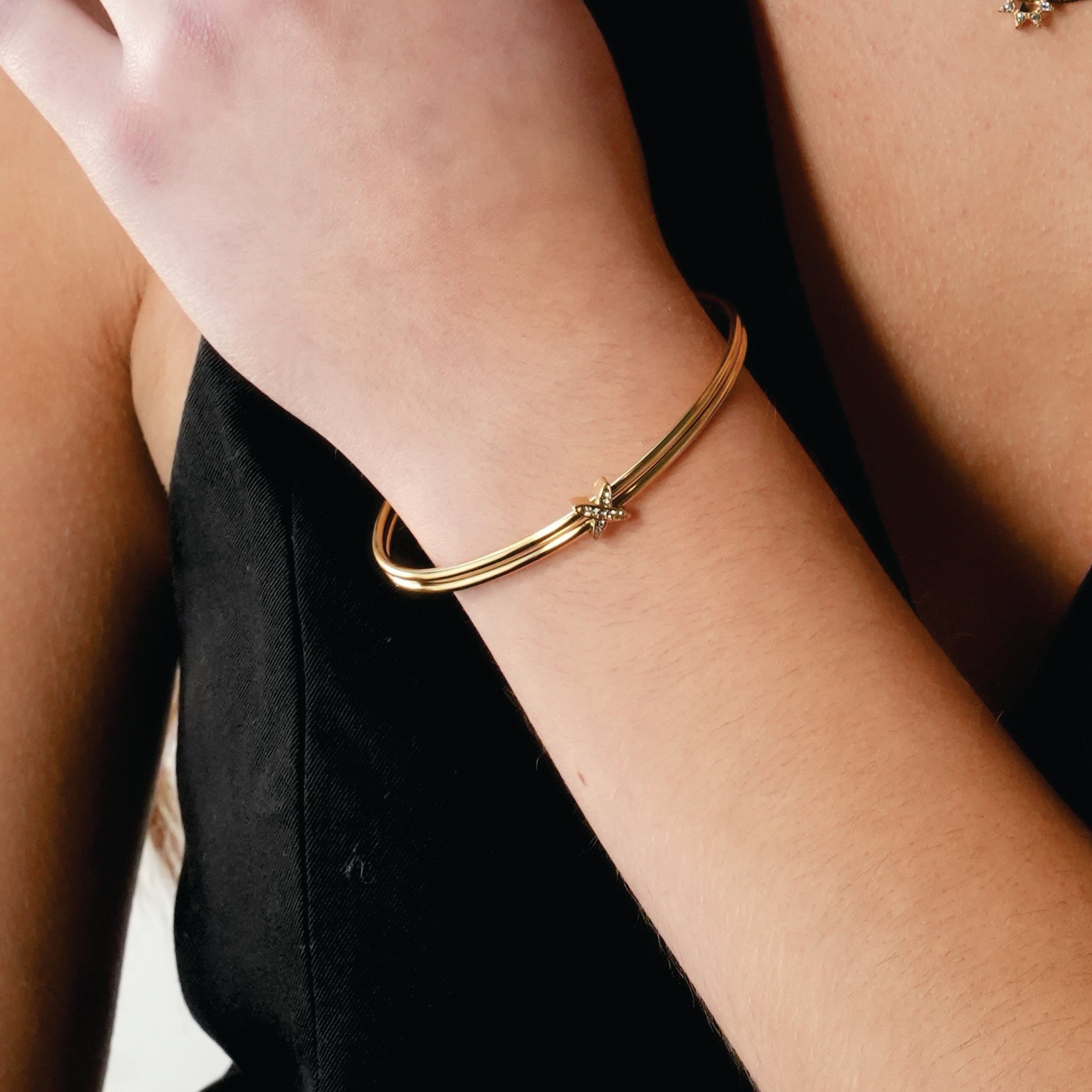 Bracelet jonc double Oddasa doré | Zircones pavées | Design croisé élégant