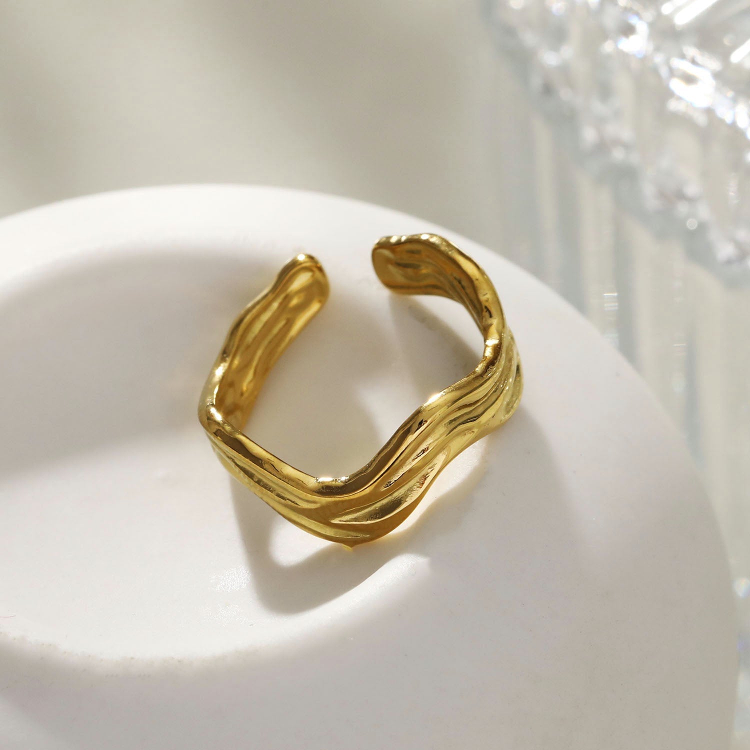 Bague Kalia | Finition en or pur 18 carats | Design ondulé texturé