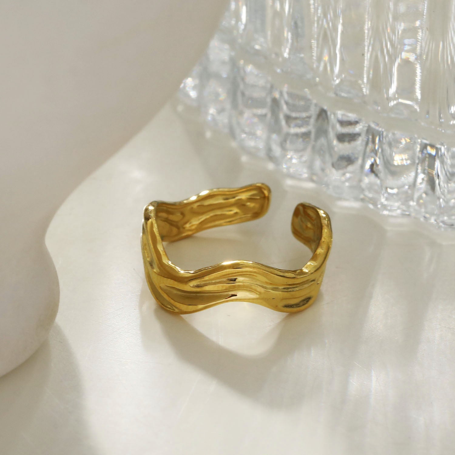 Bague Kalia | Finition en or pur 18 carats | Design ondulé texturé