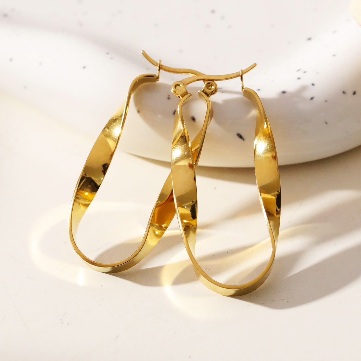 Boucles d’oreilles Gisela | Finition en or pur 18 carats | Anneaux torsadés