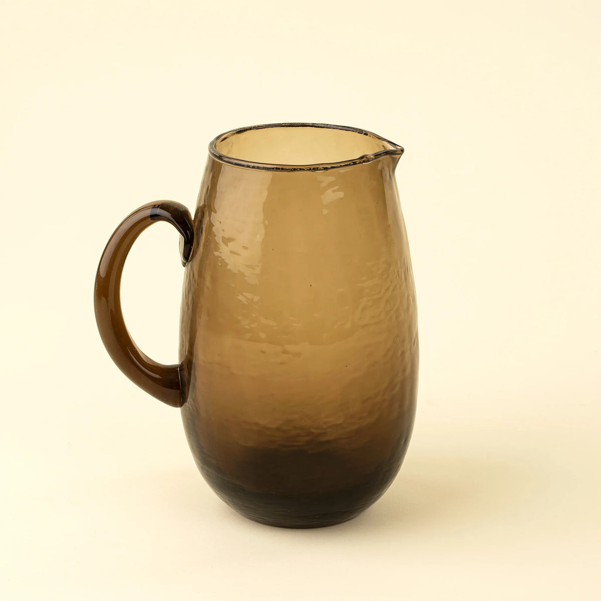 Pichet Madura en verre recyclé soufflé à la bouche de couleur brun terreux.