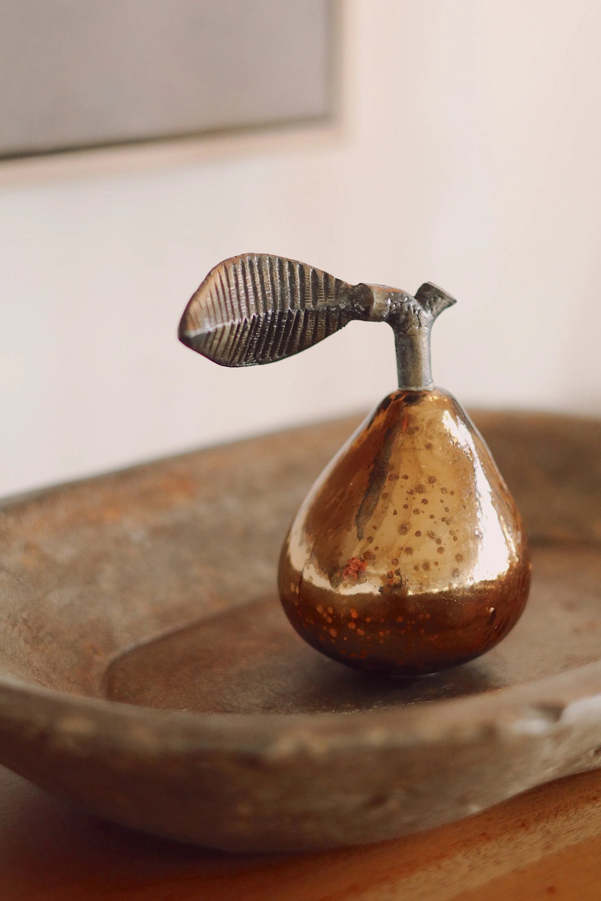 Poire décorative en verre mercurisé recyclé bronze avec détails en laiton.