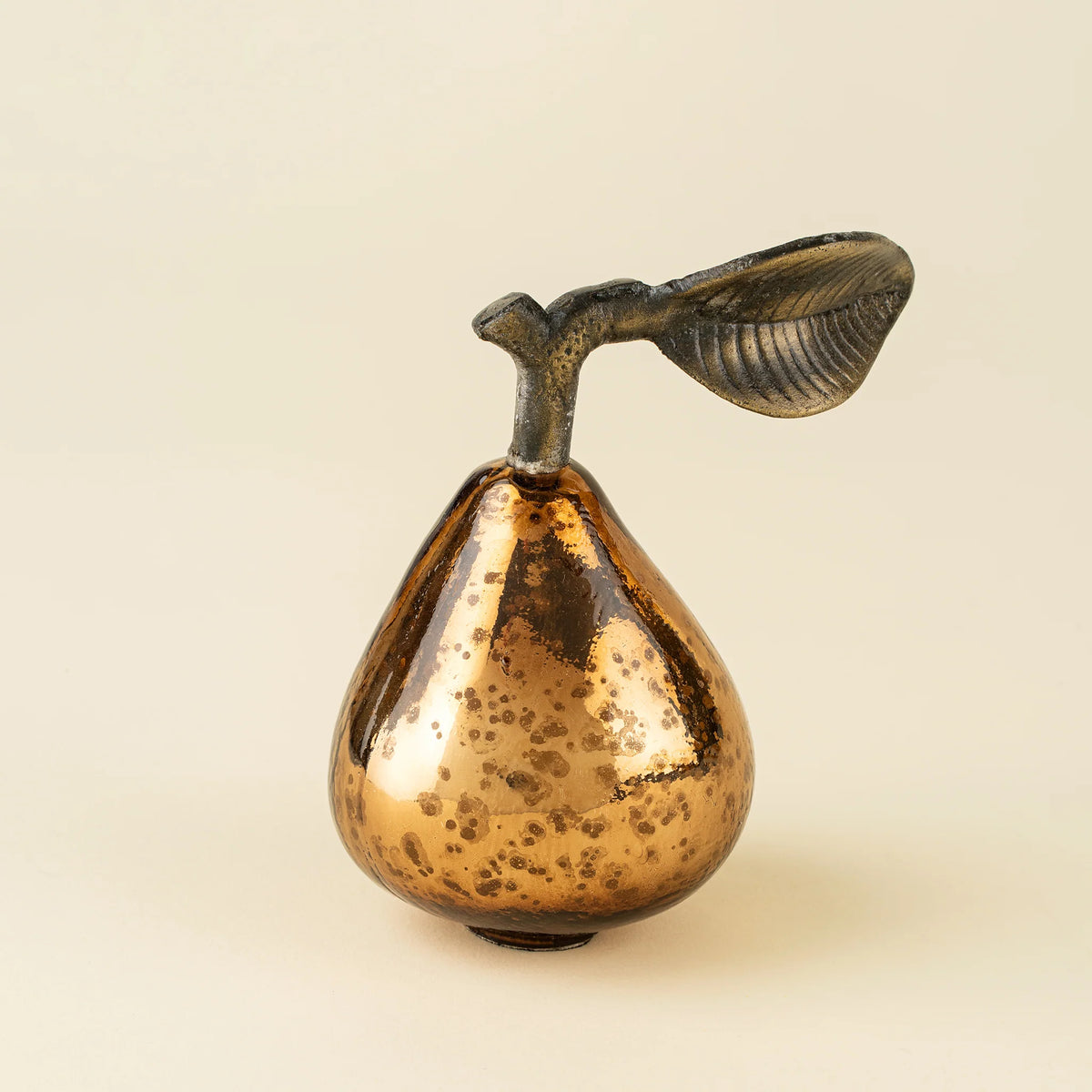 Poire décorative en verre mercurisé recyclé bronze avec détails en laiton.