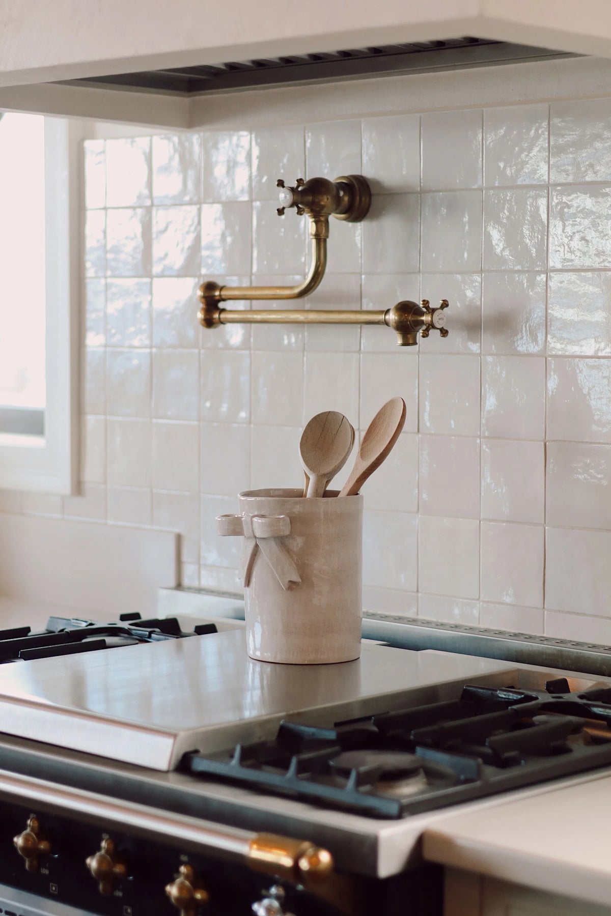 Pot décoratif en grès avec nœud sculpté
