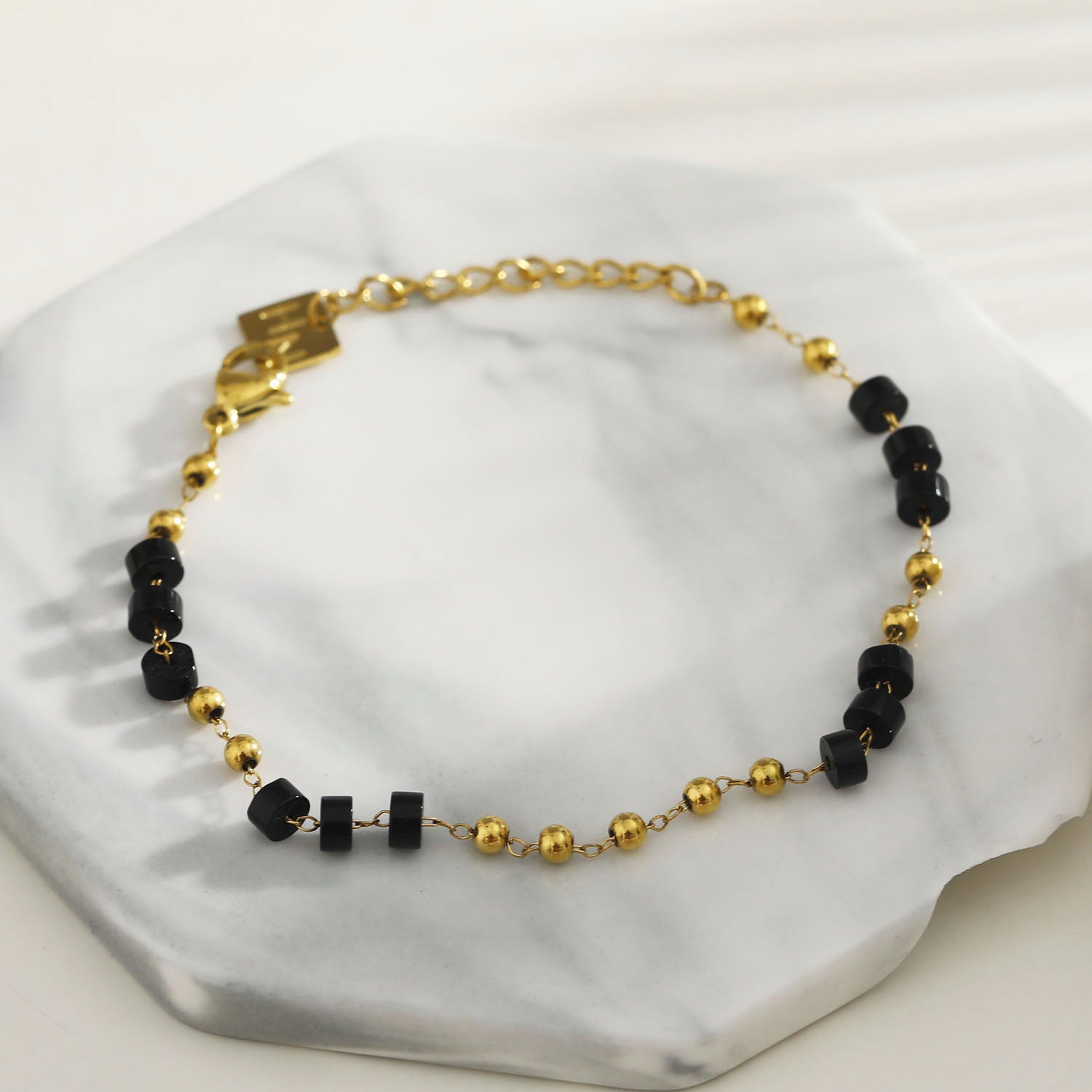 Bracelet Rosario en onyx noir et perles dorées | Pierre naturelle