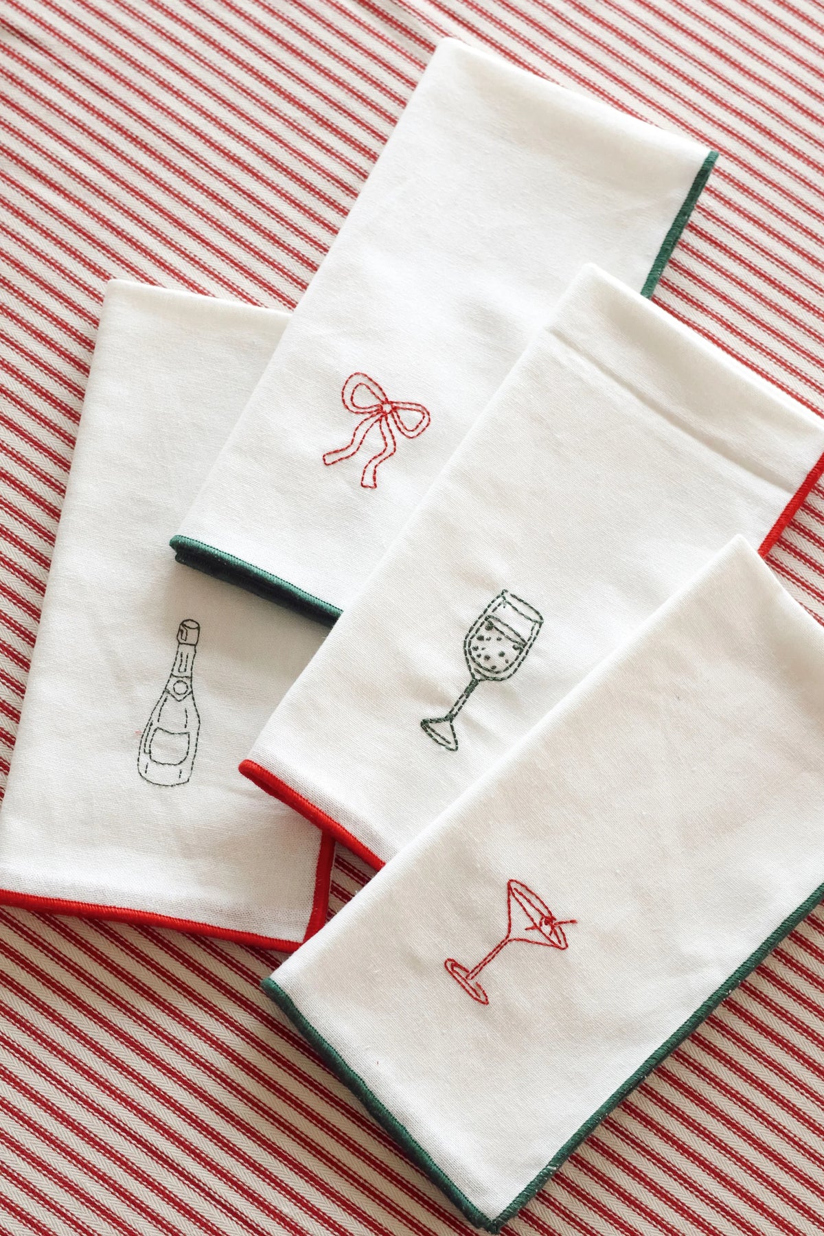 Serviettes de table brodées Holiday Toast | Ensemble de 4