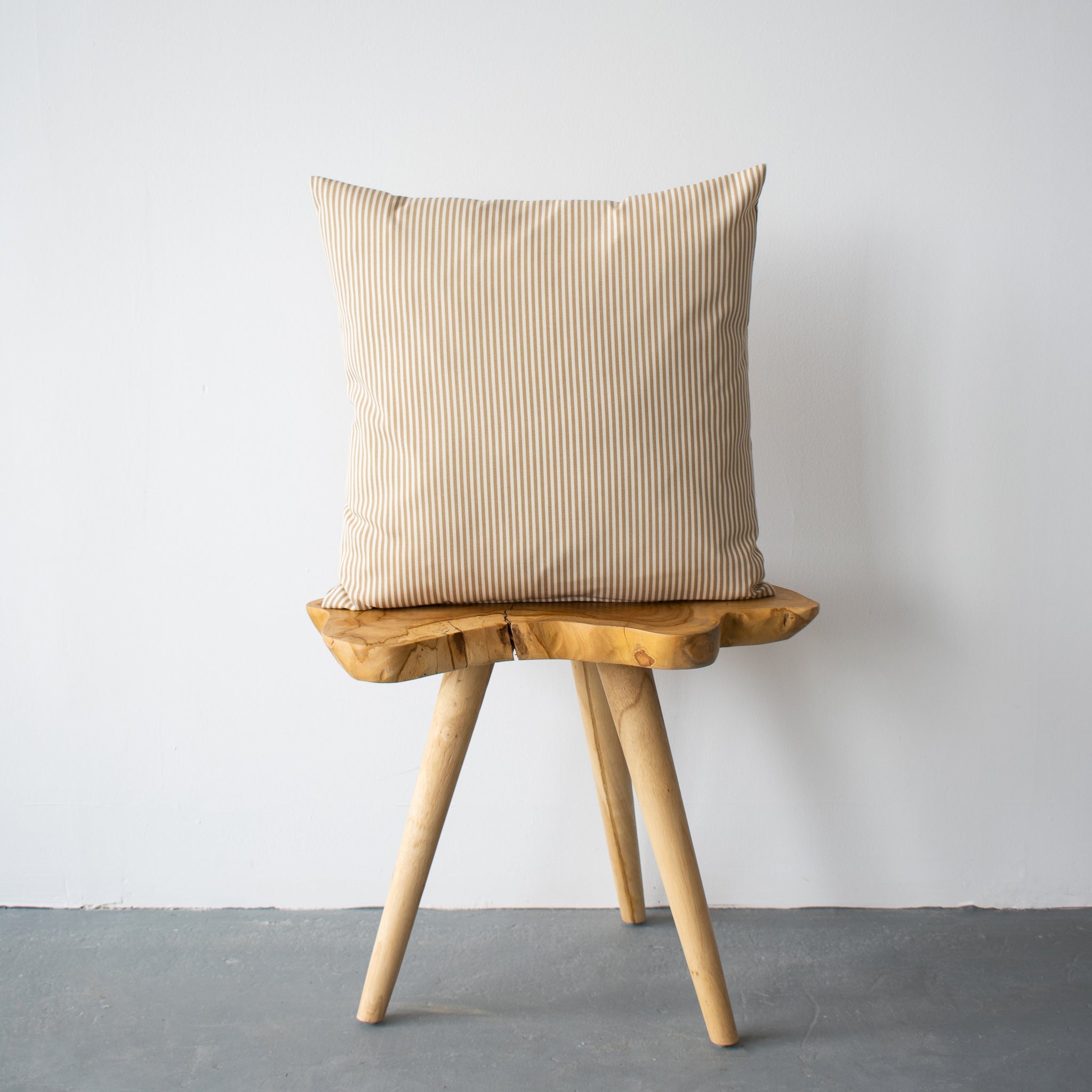Coussin d'extérieur rayé crème et beige 20 x 20 po | Déperlant | Résistant au soleil