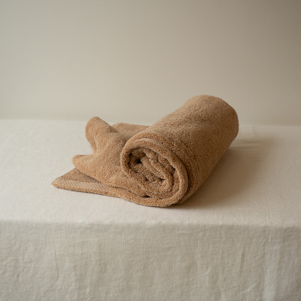 Serviette de bain en coton grand format, brun clair, roulée