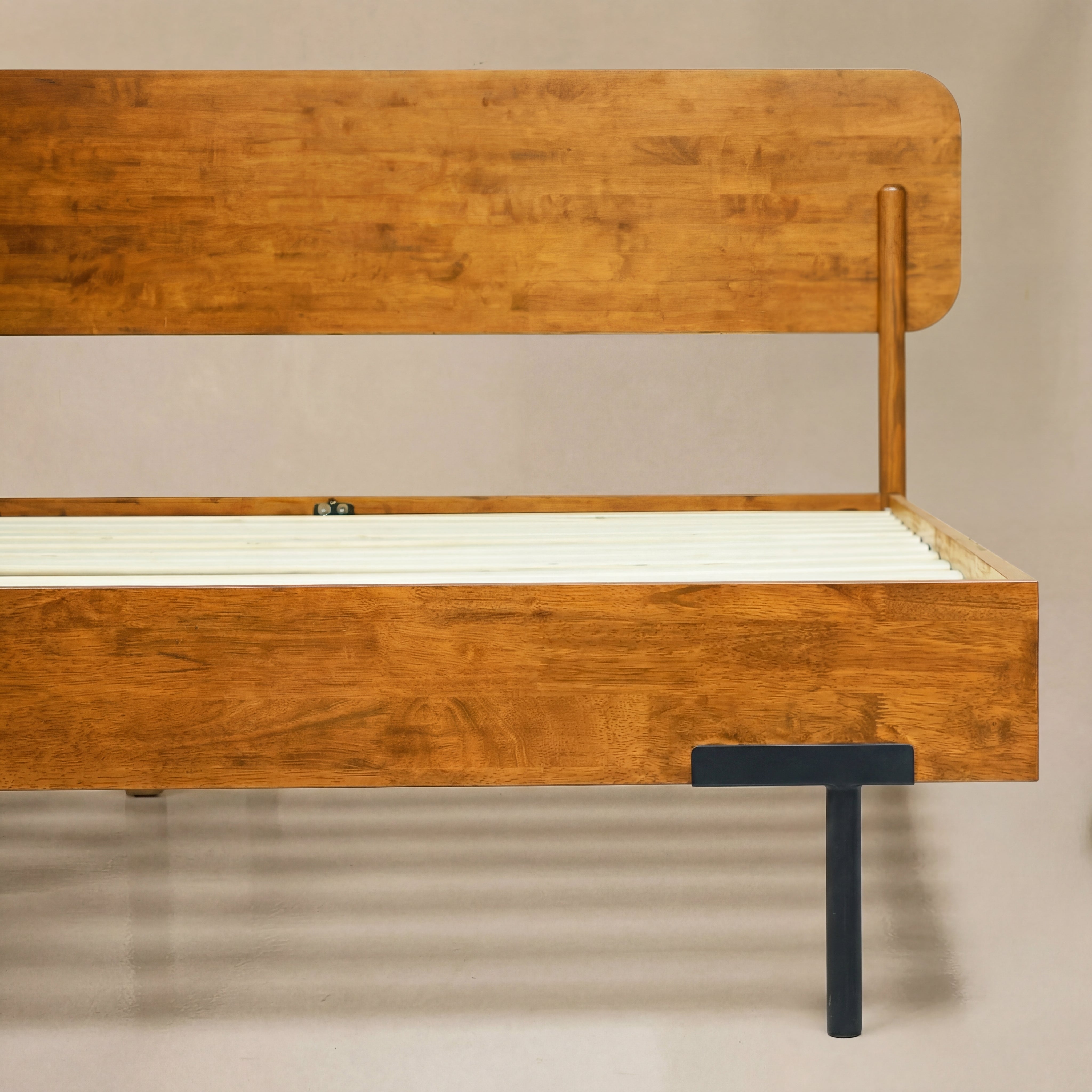 Cadre de lit Frida en bois massif | Fait à la main | Bois d’hévéa durable