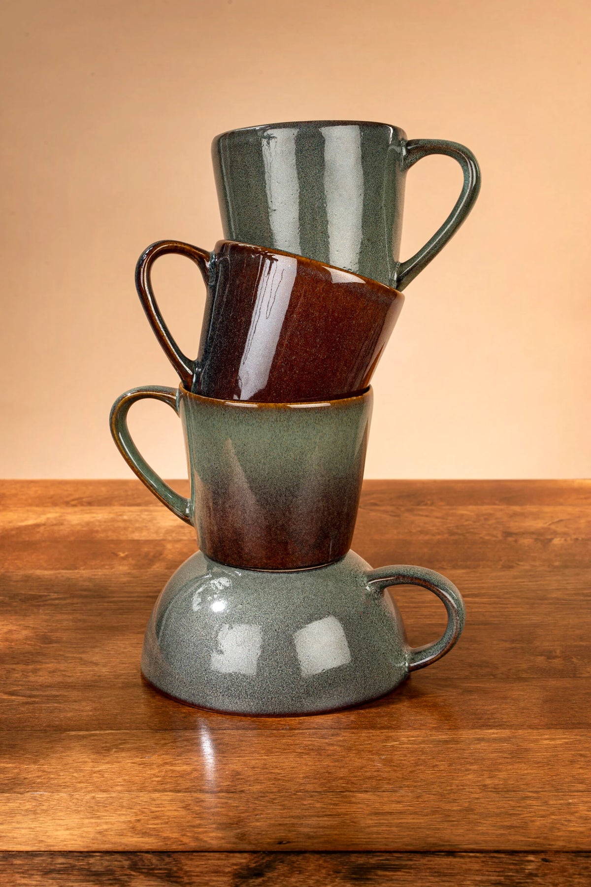 Tasses en céramique empilées, anses, vert foncé et acajou bicolores