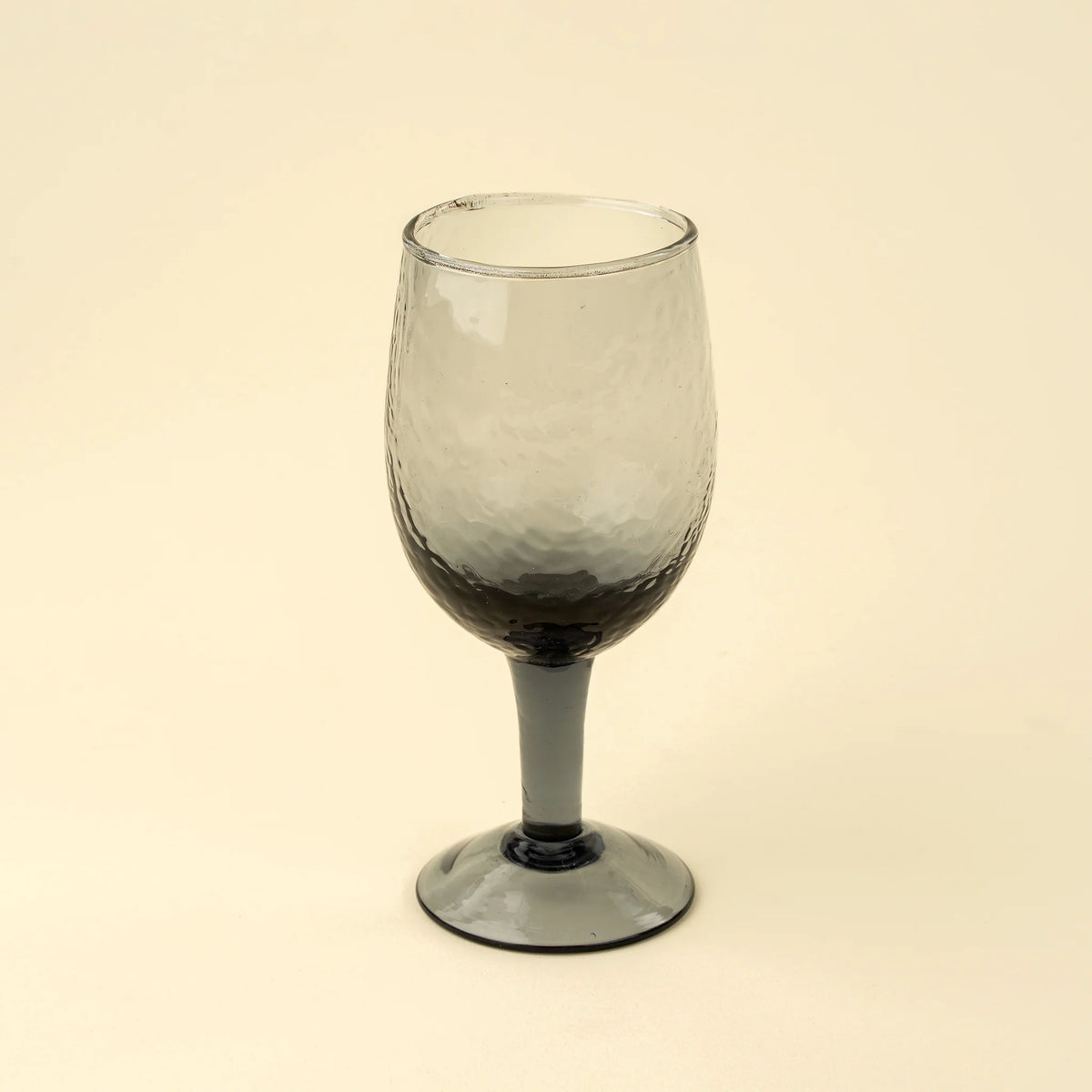 Verre à vin Valdes en verre soufflé fumé, pied évasé