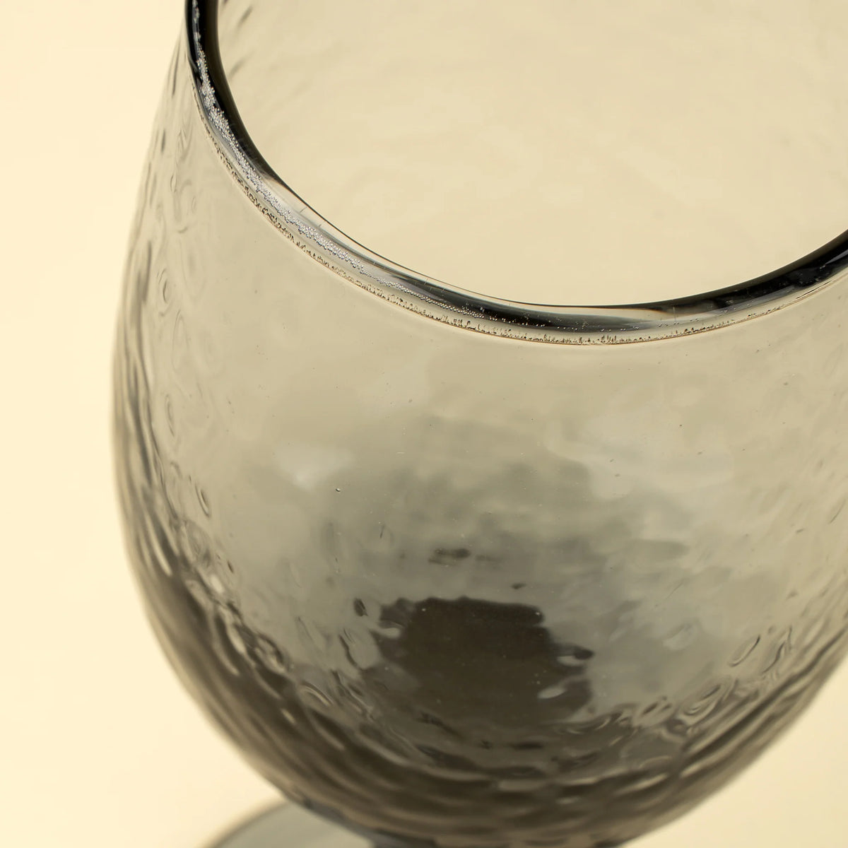 Verre à vin Valdes fumé, gros plan sur bord et verre soufflé texturé