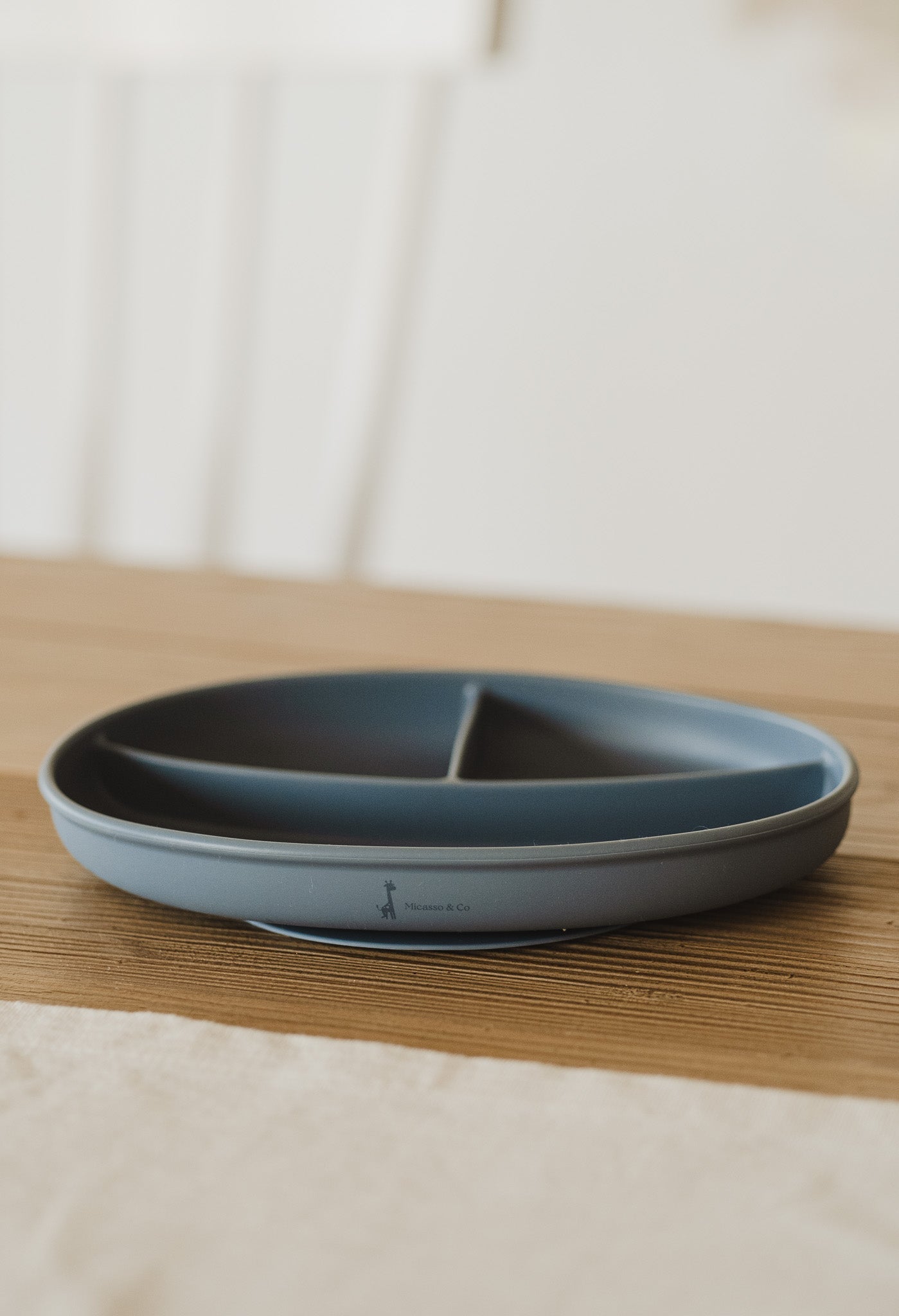Assiette à succion divisée en silicone - Les Trouvailles de JustineBébés et tout - petitsMicassoandcoBleu majestueux