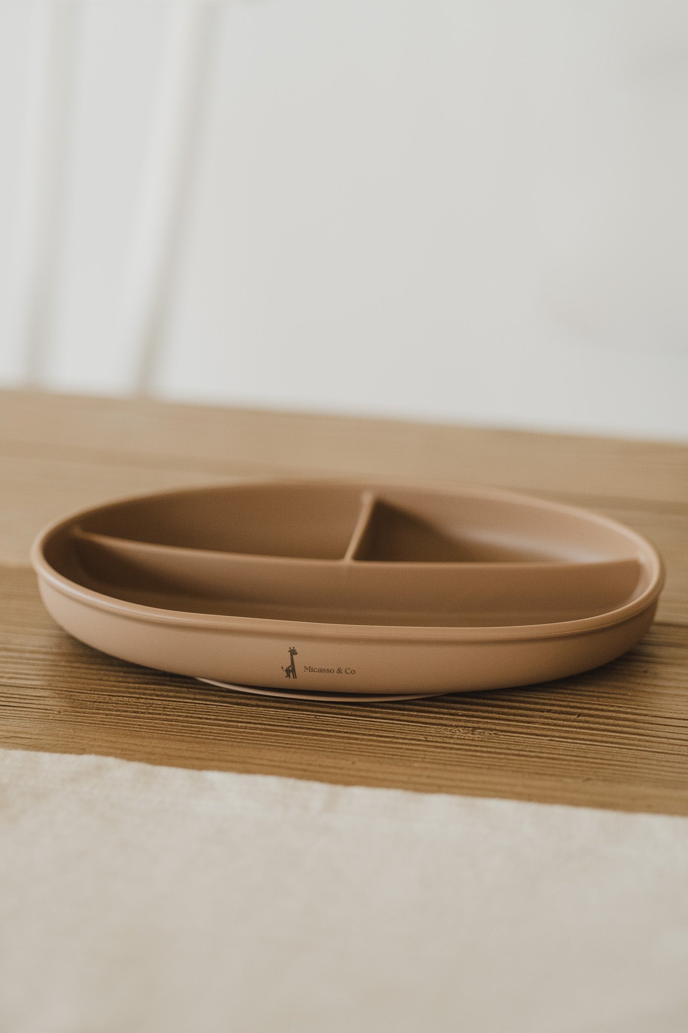 Assiette à succion divisée en silicone - Les Trouvailles de JustineBébés et tout - petitsMicassoandcoCaramel