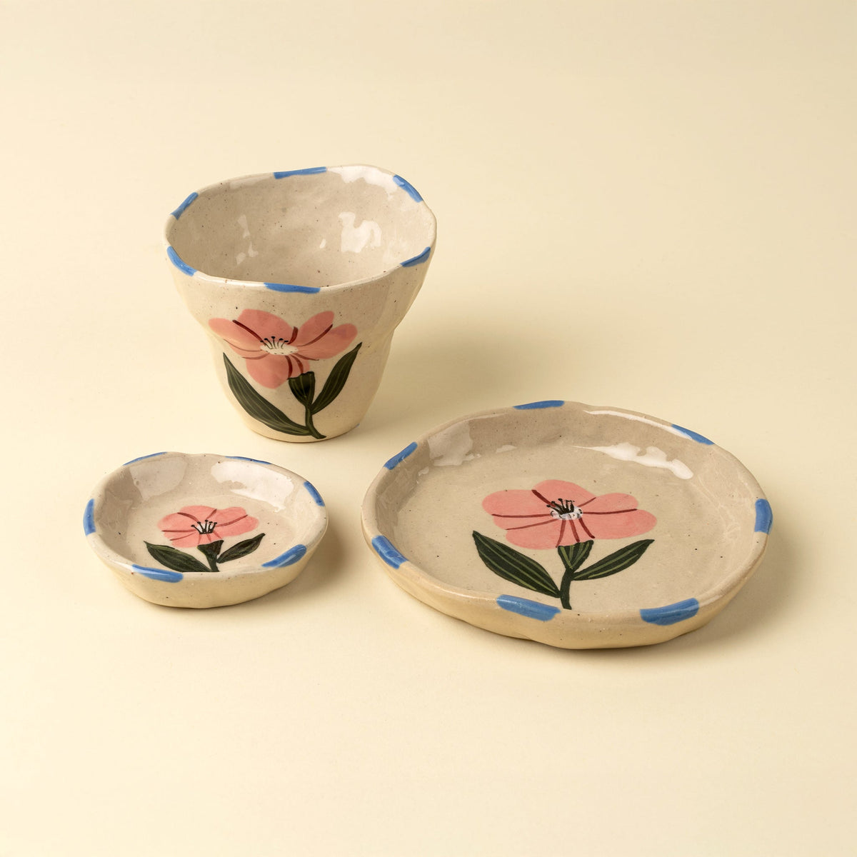 Coupelle en grès rose, motif fleur peinte, rebord bleu, grande avec deux petites coupelles