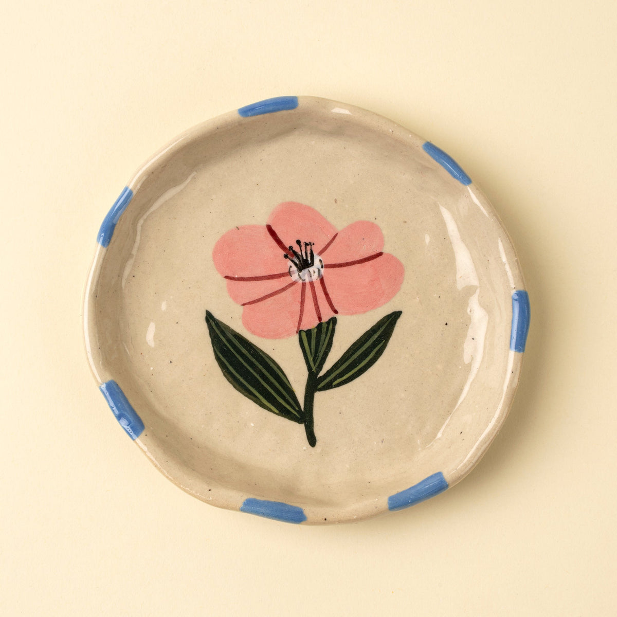 Grande coupelle en grès beige rosé, fleur rose et feuilles vertes, liseré bleu