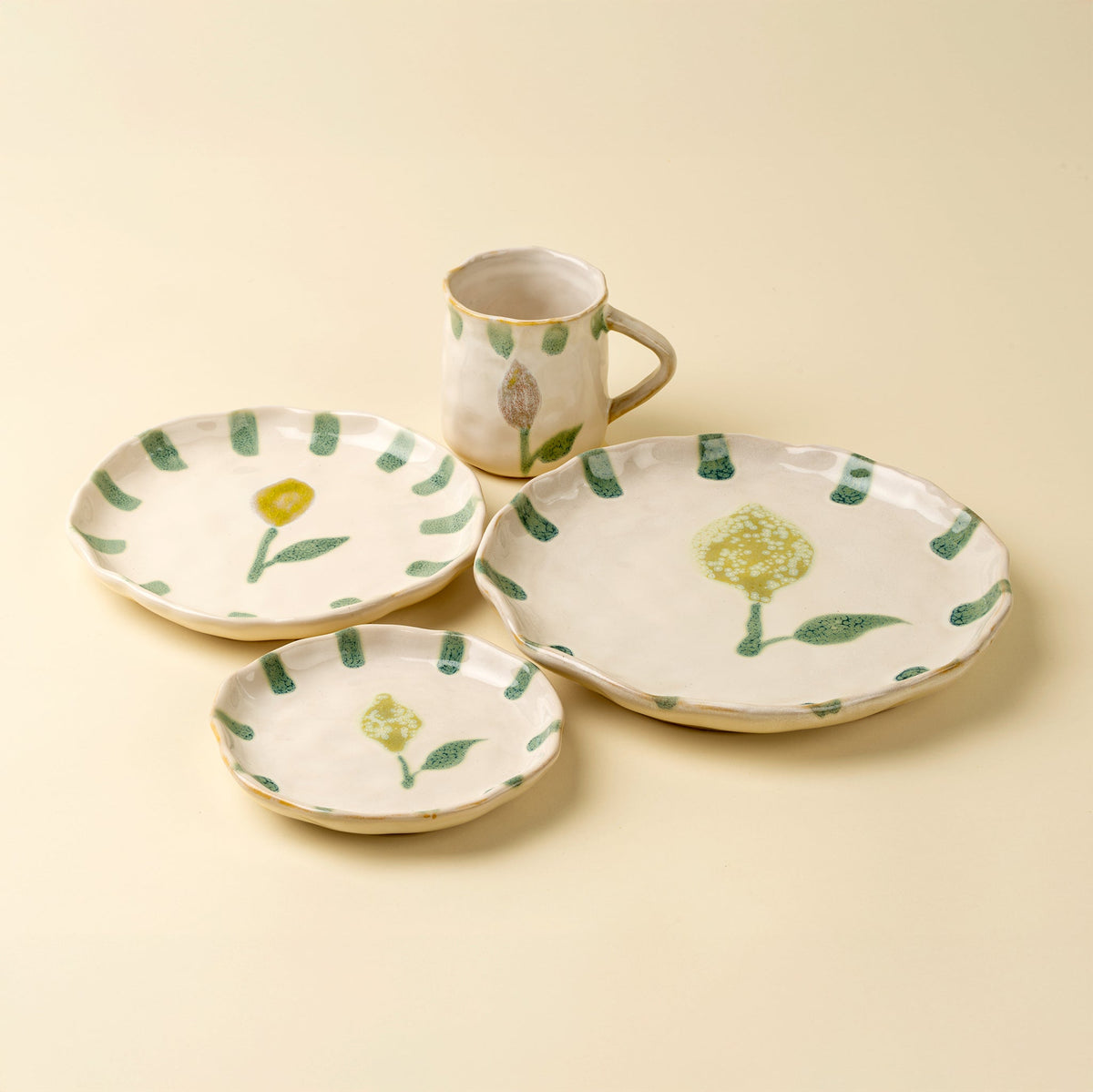 Assiettes en céramique artisanale, petites, motifs citrons verts et jaunes, bord ondulé