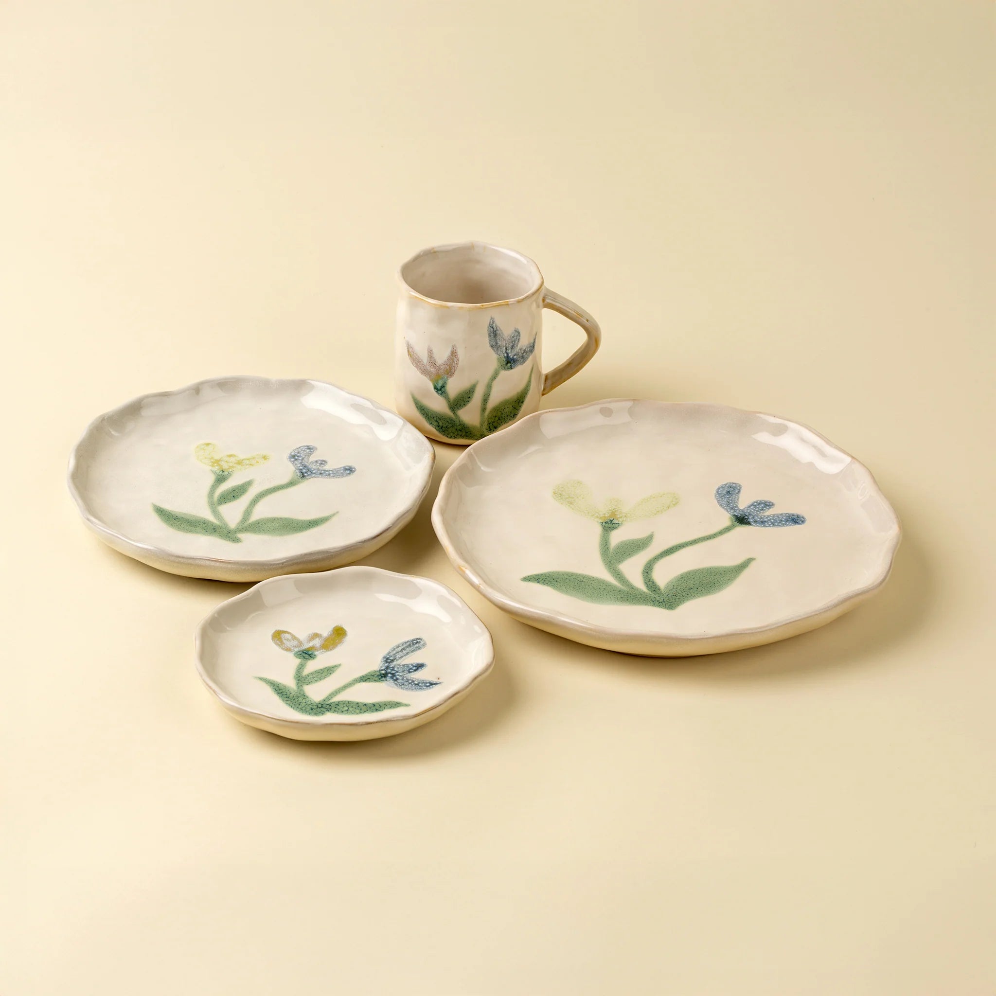 Assiette Pétales Peints, Format Moyen, Iris | Vaisselle Fait Main | Décorative et Fonctionnelle | Indaba - Les Trouvailles de JustineIndaba Home