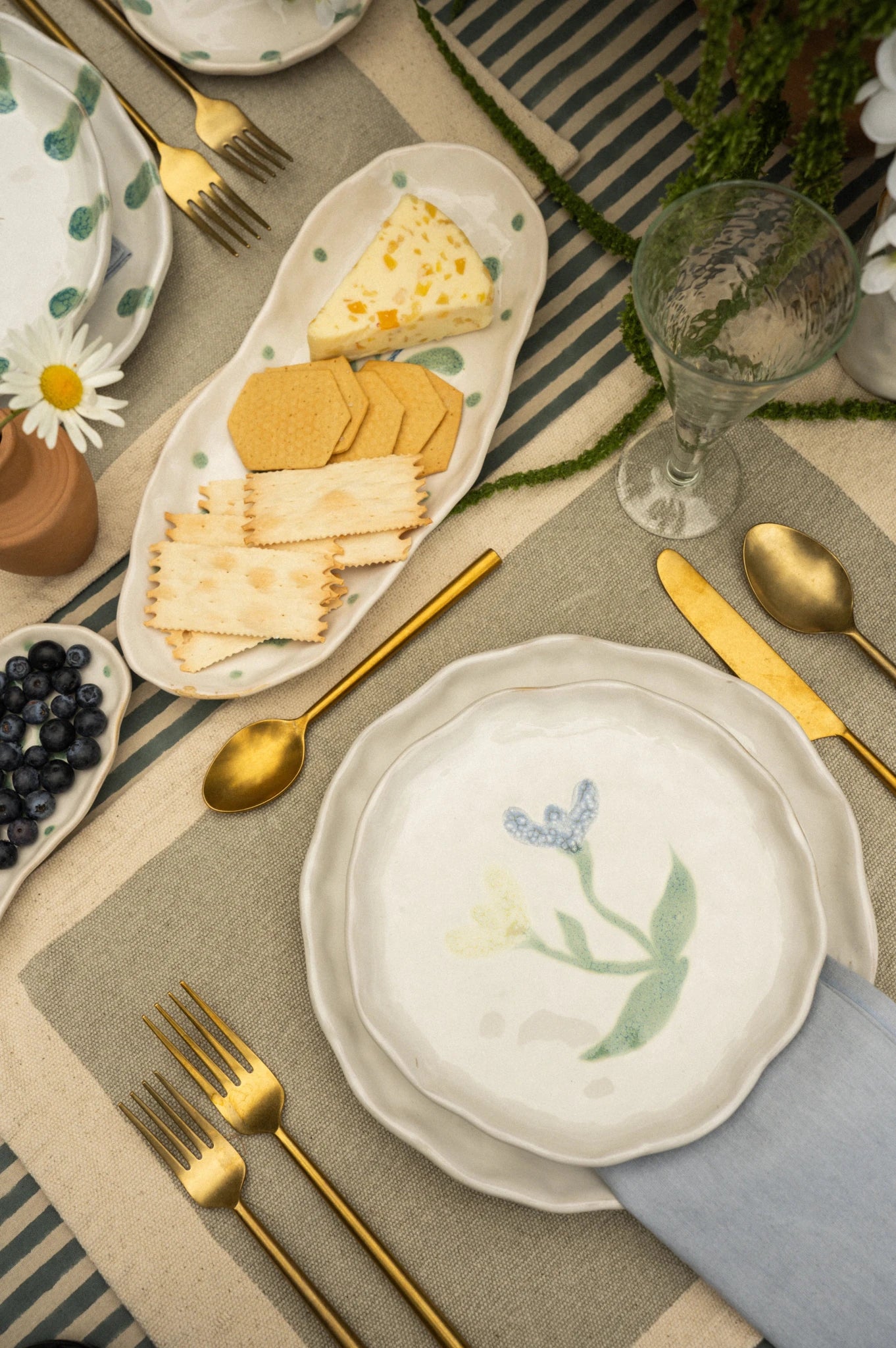 Assiette Pétales Peints, Format Moyen, Iris | Vaisselle Fait Main | Décorative et Fonctionnelle | Indaba - Les Trouvailles de JustineIndaba Home