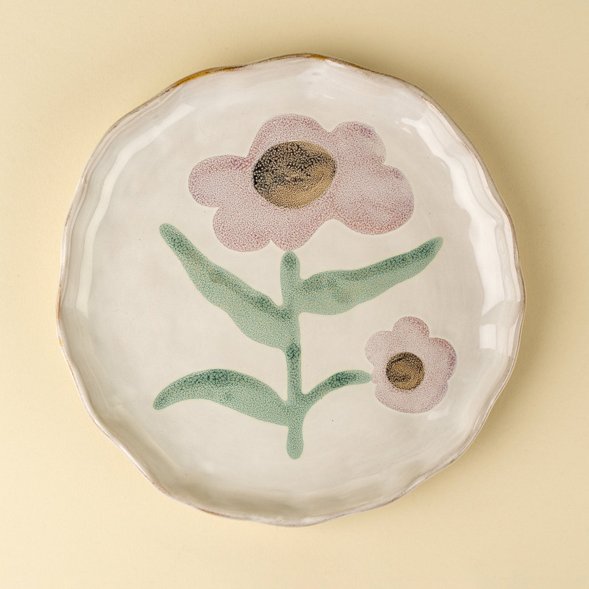 Assiette grand format motif aster peint, fleurs roses et feuilles vertes, fait main